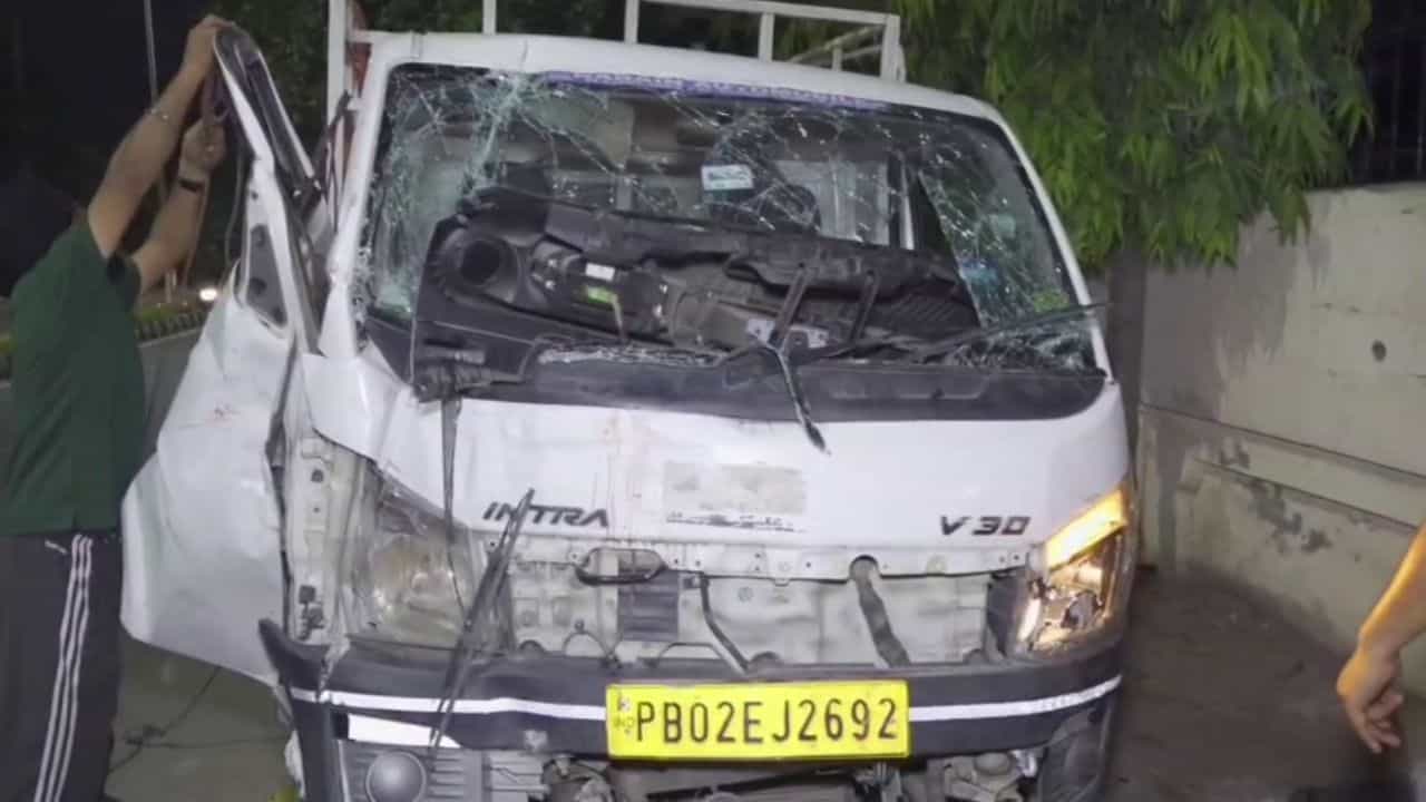 ਅੰਮ੍ਰਿਤਸਰ: ਨਸ਼ੇ ਵਿੱਚ ਧੁੱਤ ਡਰਾਈਵਰ ਨੇ ਮਚਾਈ ਤਬਾਹੀ, ਕੋਠੀ ਦੇ ਗੇਟ ਤੇ ਗੱਡੀ ਨੂੰ ਮਾਰੀ ਟੱਕਰ ਅੰਮ੍ਰਿਤਸਰ: ਨਸ਼ੇ ਵਿੱਚ ਧੁੱਤ ਡਰਾਈਵਰ ਨੇ ਮਚਾਈ ਤਬਾਹੀ, ਕੋਠੀ ਦੇ ਗੇਟ ਤੇ ਗੱਡੀ ਨੂੰ ਮਾਰੀ ਟੱਕਰ