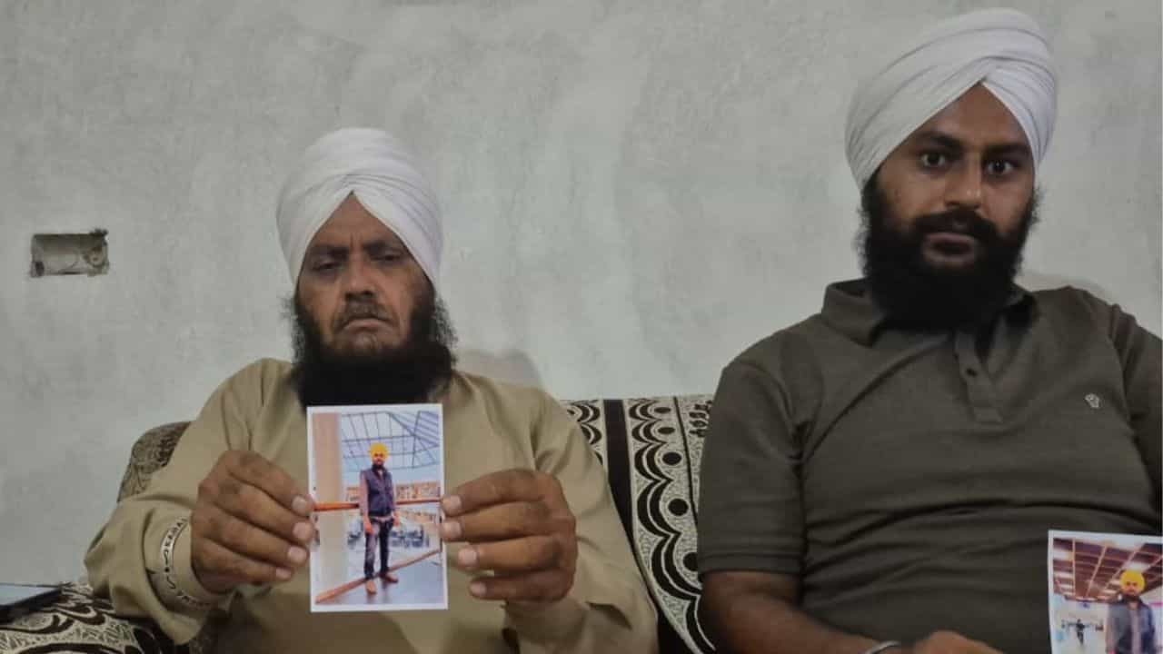 6 ਸਾਲ ਤੋਂ ਇਟਲੀ ਰਹਿ ਰਿਹਾ ਅੰਮ੍ਰਿਤਸਰ ਦਾ ਨੌਜਵਾਨ ਅਚਾਨਕ ਹੋਇਆ ਲਾਪਤਾ, ਪਿਤਾ ਦੀ ਸਰਕਾਰਾਂ ਨੂੰ ਅਪੀਲ 6 ਸਾਲ ਤੋਂ ਇਟਲੀ ਰਹਿ ਰਿਹਾ ਅੰਮ੍ਰਿਤਸਰ ਦਾ ਨੌਜਵਾਨ ਅਚਾਨਕ ਹੋਇਆ ਲਾਪਤਾ, ਪਿਤਾ ਦੀ ਸਰਕਾਰਾਂ ਨੂੰ ਅਪੀਲ