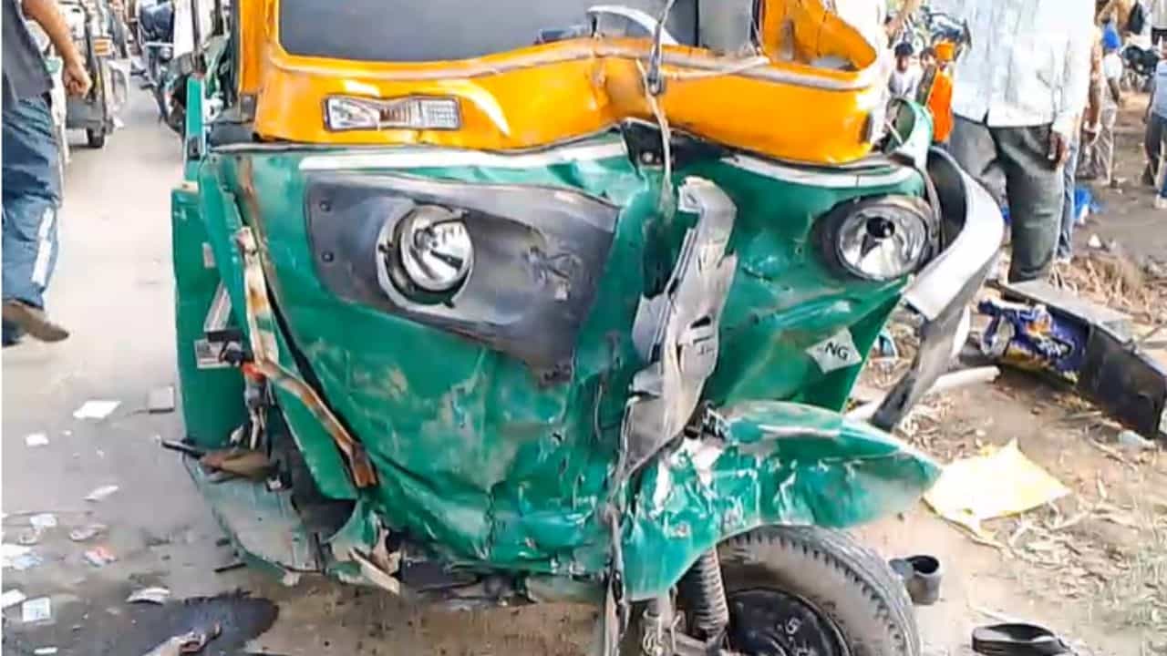 ਅੰਮ੍ਰਿਤਸਰ ਦੇ ਤਰਨ ਤਾਰਨ ਰੋਡ ਤੇ ਜ਼ਬਰਦਸਤ ਸੜਕ ਹਾਦਸਾ, 6 ਦੀ ਮੌਤ ਅੰਮ੍ਰਿਤਸਰ ਦੇ ਤਰਨ ਤਾਰਨ ਰੋਡ ਤੇ ਜ਼ਬਰਦਸਤ ਸੜਕ ਹਾਦਸਾ, 6 ਦੀ ਮੌਤ