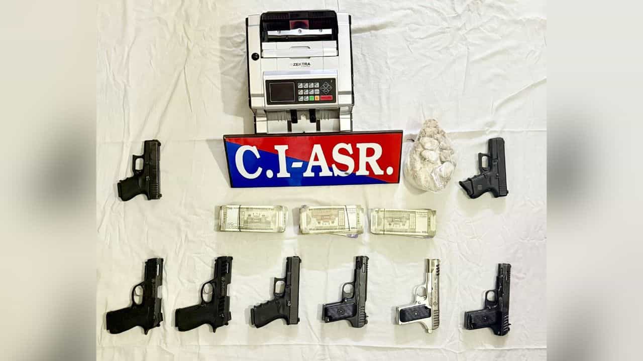 ਅੰਮ੍ਰਿਤਸਰ ਪੁਲਿਸ ਦੇ ਹੱਥ ਲੱਗੀ ਵੱਡੀ ਸਫ਼ਲਤਾ, ਹਥਿਆਰਾਂ ਤੇ ਹੈਰੋਇਨ ਸਮੇਤ 3 ਕਾਬੂ ਅੰਮ੍ਰਿਤਸਰ ਪੁਲਿਸ ਦੇ ਹੱਥ ਲੱਗੀ ਵੱਡੀ ਸਫ਼ਲਤਾ, ਹਥਿਆਰਾਂ ਤੇ ਹੈਰੋਇਨ ਸਮੇਤ 3 ਕਾਬੂ