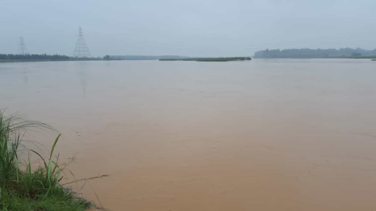 ਪਹਾੜਾਂ ਚ ਮੀਂਹ ਦਾ ਪੰਜਾਬ ਤੇ ਅਸਰ, ਲੋਕਾਂ ਨੂੰ ਦਰਿਆਵਾਂ ਕੰਢੇ ਤੋਂ ਦੂਰ ਰਹਿਣ ਦੀ ਸਲਾਹ ਪਹਾੜਾਂ ਚ ਮੀਂਹ ਦਾ ਪੰਜਾਬ ਤੇ ਅਸਰ, ਲੋਕਾਂ ਨੂੰ ਦਰਿਆਵਾਂ ਕੰਢੇ ਤੋਂ ਦੂਰ ਰਹਿਣ ਦੀ ਸਲਾਹ