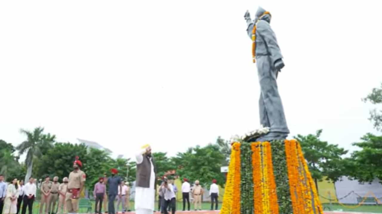 ਖਟਕੜ ਕਲਾਂ ਪਹੁੰਚੇ CM ਭਗਵੰਤ ਮਾਨ, ਸ਼ਹੀਦ ਭਗਤ ਸਿੰਘ ਹੈਰੀਟੇਜ ਸਟਰੀਟ ਦਾ ਰੱਖਿਆ ਨੀਂਹ-ਪੱਥਰ ਖਟਕੜ ਕਲਾਂ ਪਹੁੰਚੇ CM ਭਗਵੰਤ ਮਾਨ, ਸ਼ਹੀਦ ਭਗਤ ਸਿੰਘ ਹੈਰੀਟੇਜ ਸਟਰੀਟ ਦਾ ਰੱਖਿਆ ਨੀਂਹ-ਪੱਥਰ