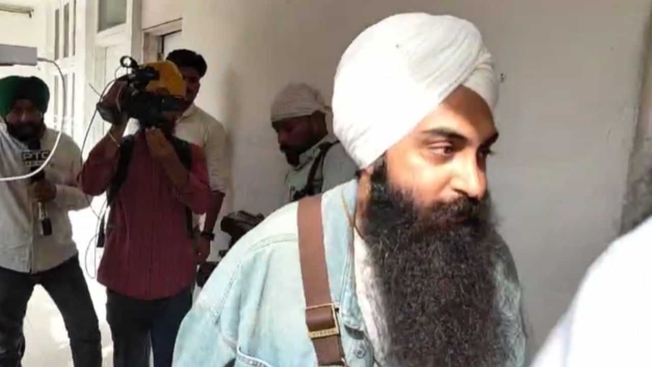 ਸ੍ਰੀ ਦਰਬਾਰ ਸਾਹਿਬ ਪਹੁੰਚੇ ਗਾਇਕ ਬੀਰ ਸਿੰਘ, ਸ਼੍ਰੀਨਗਰ ਸ਼ੋਅ ਲਈ ਮੰਗੀ ਮੁਆਫ਼ੀ ਸ੍ਰੀ ਦਰਬਾਰ ਸਾਹਿਬ ਪਹੁੰਚੇ ਗਾਇਕ ਬੀਰ ਸਿੰਘ, ਸ਼੍ਰੀਨਗਰ ਸ਼ੋਅ ਲਈ ਮੰਗੀ ਮੁਆਫ਼ੀ