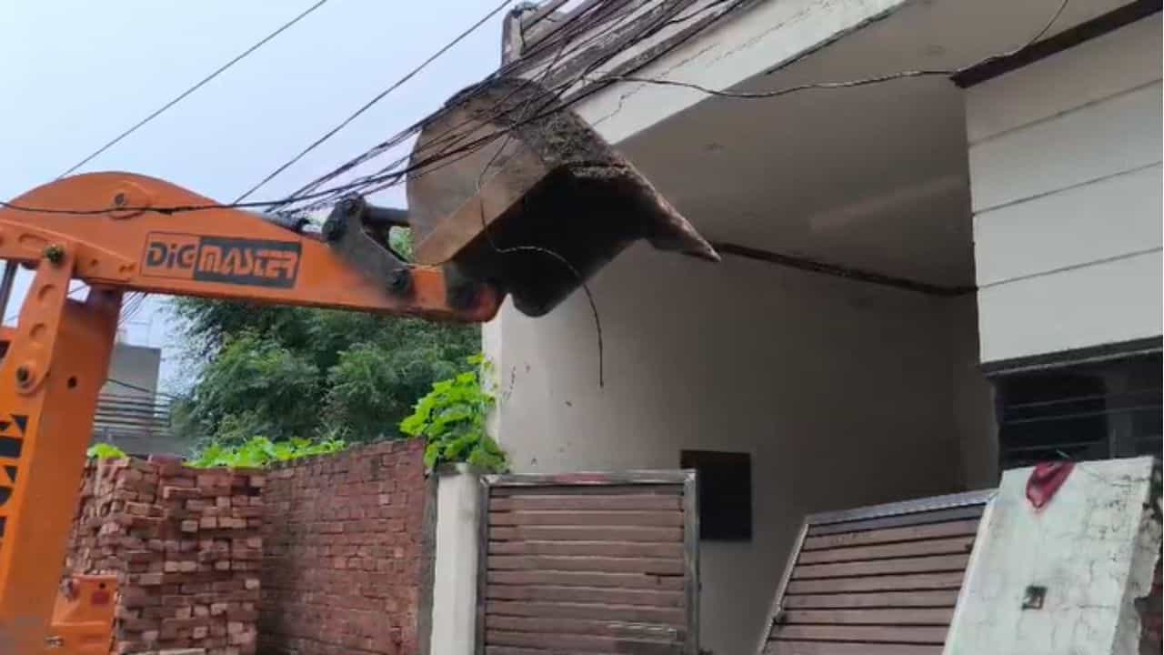 ਅੰਮ੍ਰਿਤਸਰ ਚ ਨਸ਼ਾ ਤਸਕਰ ਤੇ ਸਖ਼ਤ ਕਾਰਵਾਈ, ਬੁਲਡੋਜ਼ਰ ਨਾਲ ਢਹਾਇਆ ਘਰ ਅੰਮ੍ਰਿਤਸਰ ਚ ਨਸ਼ਾ ਤਸਕਰ ਤੇ ਸਖ਼ਤ ਕਾਰਵਾਈ, ਬੁਲਡੋਜ਼ਰ ਨਾਲ ਢਹਾਇਆ ਘਰ