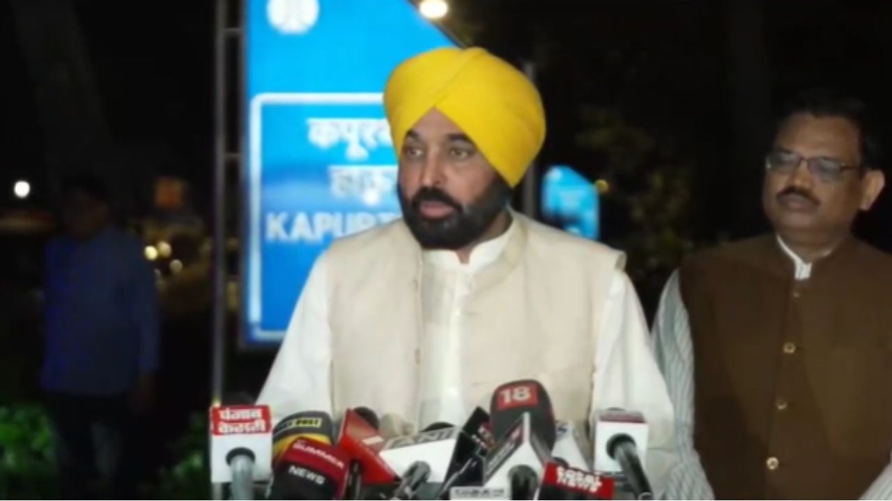 ਕੇਂਦਰੀ ਮੰਤਰੀ ਪ੍ਰਹਿਲਾਦ ਜੋਸ਼ੀ ਨਾਲ CM ਮਾਨ ਦੀ ਮੁਲਾਕਾਤ, ਮੀਟਿੰਗ ‘ਚ 5 ਨੁਕਤਿਆਂ ‘ਤੇ ਬਣੀ ਸਹਿਮਤੀ ਕੇਂਦਰੀ ਮੰਤਰੀ ਪ੍ਰਹਿਲਾਦ ਜੋਸ਼ੀ ਨਾਲ CM ਮਾਨ ਦੀ ਮੁਲਾਕਾਤ, ਮੀਟਿੰਗ ‘ਚ 5 ਨੁਕਤਿਆਂ ‘ਤੇ ਬਣੀ ਸਹਿਮਤੀ
