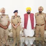 ‘ਜਜ਼ਬੇ ਨੂੰ ਸਲਾਮ’, CM ਮਾਨ ਨੇ 11 ਲੋਕਾਂ ਦੀ ਜਾਨ ਬਚਾਉਣ ਵਾਲੇ ਪੁਲਿਸ ਮੁਲਾਜ਼ਮ ਦਾ ਕੀਤਾ ਸਨਮਾਨ ‘ਜਜ਼ਬੇ ਨੂੰ ਸਲਾਮ’, CM ਮਾਨ ਨੇ 11 ਲੋਕਾਂ ਦੀ ਜਾਨ ਬਚਾਉਣ ਵਾਲੇ ਪੁਲਿਸ ਮੁਲਾਜ਼ਮ ਦਾ ਕੀਤਾ ਸਨਮਾਨ