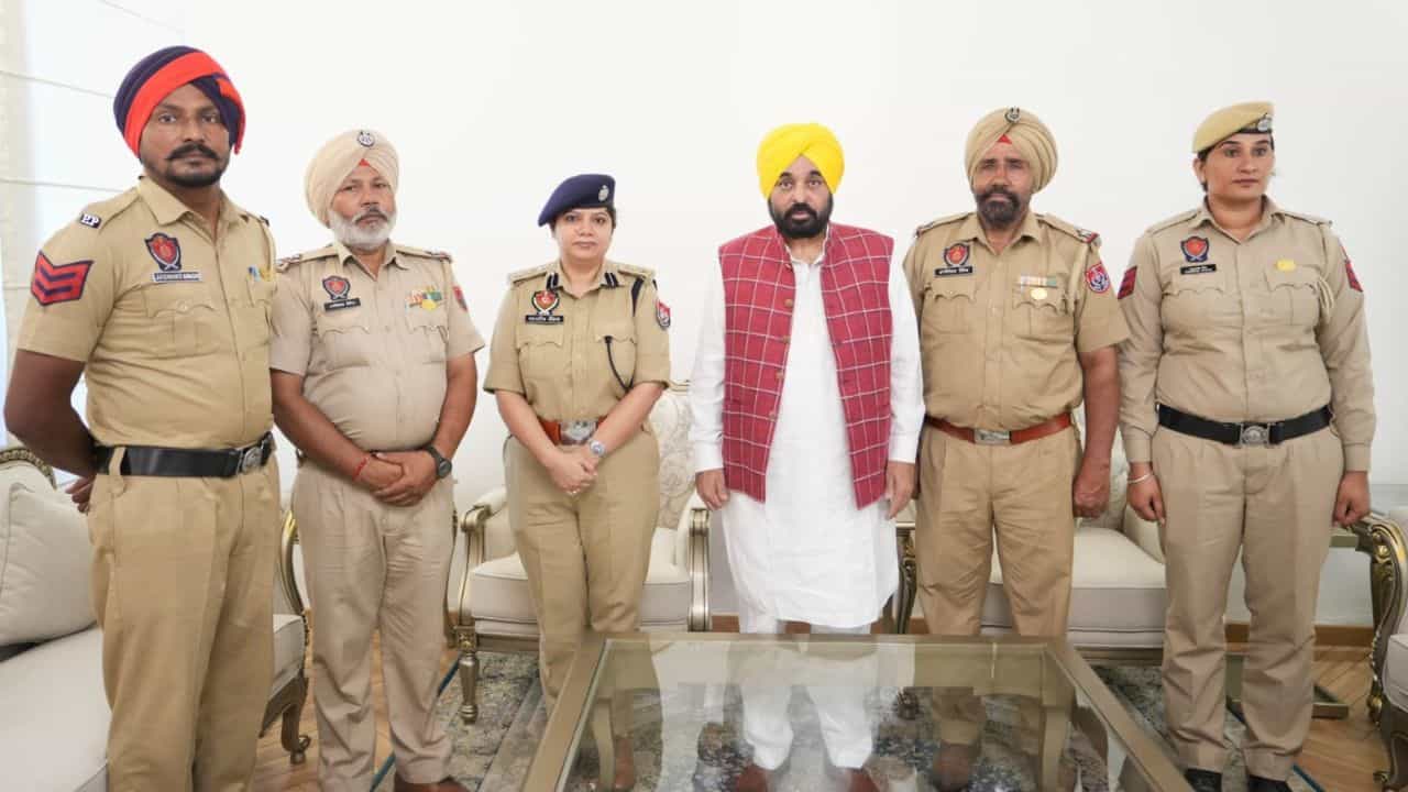 ਜਜ਼ਬੇ ਨੂੰ ਸਲਾਮ, CM ਮਾਨ ਨੇ 11 ਲੋਕਾਂ ਦੀ ਜਾਨ ਬਚਾਉਣ ਵਾਲੇ ਪੁਲਿਸ ਮੁਲਾਜ਼ਮ ਦਾ ਕੀਤਾ ਸਨਮਾਨ ਜਜ਼ਬੇ ਨੂੰ ਸਲਾਮ, CM ਮਾਨ ਨੇ 11 ਲੋਕਾਂ ਦੀ ਜਾਨ ਬਚਾਉਣ ਵਾਲੇ ਪੁਲਿਸ ਮੁਲਾਜ਼ਮ ਦਾ ਕੀਤਾ ਸਨਮਾਨ