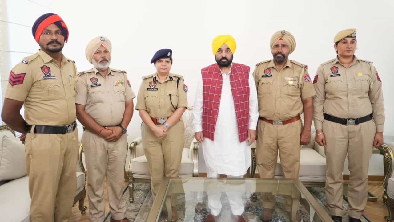ਜਜ਼ਬੇ ਨੂੰ ਸਲਾਮ, CM ਮਾਨ ਨੇ 11 ਲੋਕਾਂ ਦੀ ਜਾਨ ਬਚਾਉਣ ਵਾਲੇ ਪੁਲਿਸ ਮੁਲਾਜ਼ਮ ਦਾ ਕੀਤਾ ਸਨਮਾਨ ਜਜ਼ਬੇ ਨੂੰ ਸਲਾਮ, CM ਮਾਨ ਨੇ 11 ਲੋਕਾਂ ਦੀ ਜਾਨ ਬਚਾਉਣ ਵਾਲੇ ਪੁਲਿਸ ਮੁਲਾਜ਼ਮ ਦਾ ਕੀਤਾ ਸਨਮਾਨ