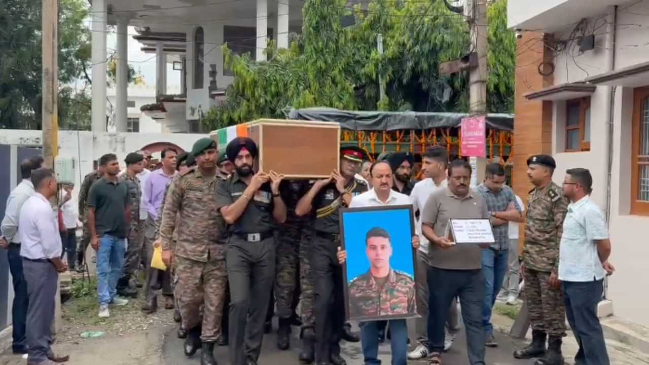 ਲੱਦਾਖ ਚ ਲੈਂਡ ਸਲਾਈਡਿੰਗ ਵਿੱਚ ਸ਼ਹੀਦ ਹੋਏ ਲੈਫਟੀਨੈਂਟ ਕਰਨਲ ਭਾਨੂ ਪ੍ਰਤਾਪ ਮਨਕੋਟਿਆ ਦਾ ਫੌਜੀ ਸਨਮਾਨਾਂ ਨਾਲ ਅੰਤਿਮ ਸਸਕਾਰ, ਮੰਤਰੀ ਕਟਾਰੂਚੱਕ ਵੀ ਪਹੁੰਚੇ ਲੱਦਾਖ ਚ ਲੈਂਡ ਸਲਾਈਡਿੰਗ ਵਿੱਚ ਸ਼ਹੀਦ ਹੋਏ ਲੈਫਟੀਨੈਂਟ ਕਰਨਲ ਭਾਨੂ ਪ੍ਰਤਾਪ ਮਨਕੋਟਿਆ ਦਾ ਫੌਜੀ ਸਨਮਾਨਾਂ ਨਾਲ ਅੰਤਿਮ ਸਸਕਾਰ, ਮੰਤਰੀ ਕਟਾਰੂਚੱਕ ਵੀ ਪਹੁੰਚੇ