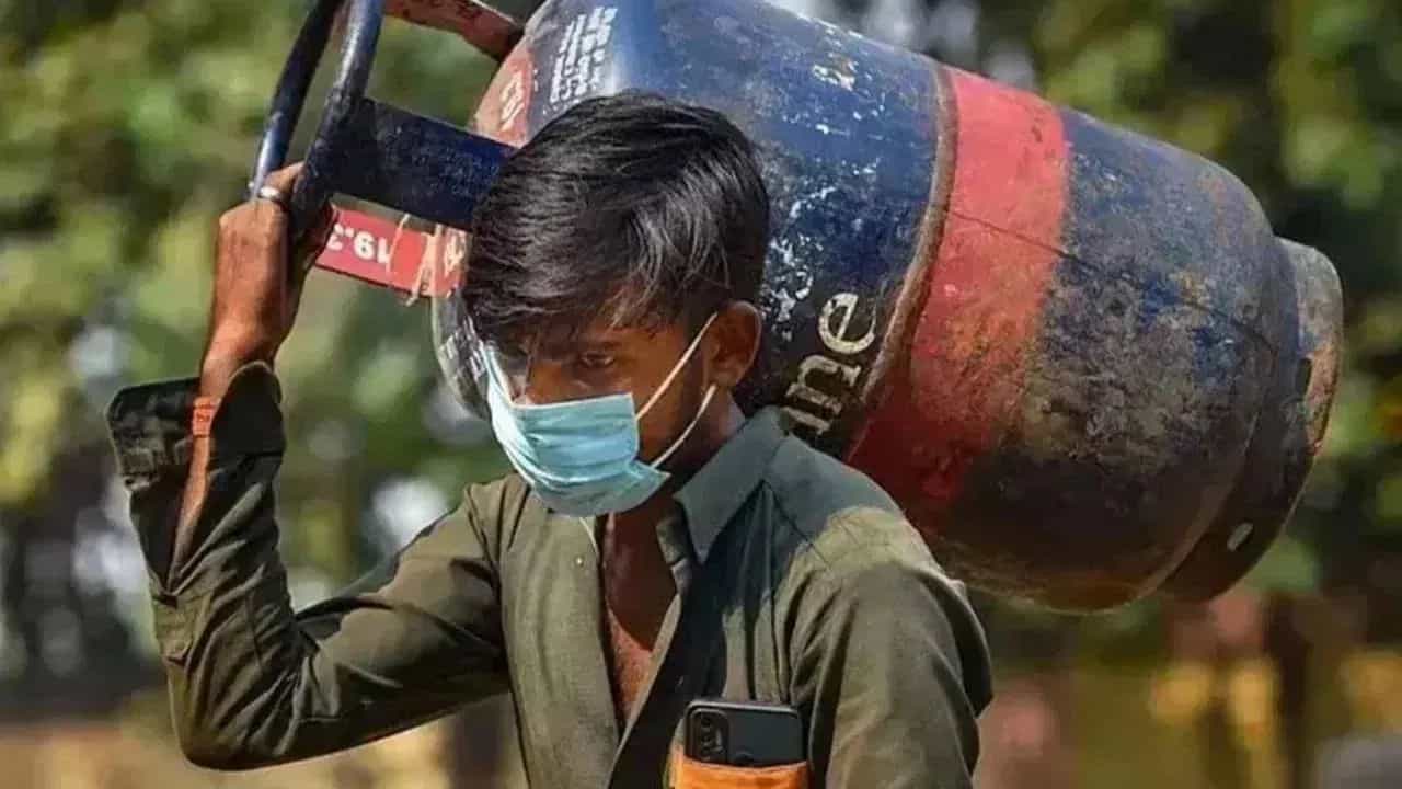 ਅੱਜ ਤੋਂ LPG ਗਾਹਕਾਂ ਨੂੰ ਵੱਡੀ ਰਾਹਤ, ਕਮਰਸ਼ੀਅਲ ਸਿਲੰਡਰ ਹੋਇਆ ਸਸਤਾ, ਜਾਣੋ ਨਵੀਆਂ ਕੀਮਤਾਂ ਅੱਜ ਤੋਂ LPG ਗਾਹਕਾਂ ਨੂੰ ਵੱਡੀ ਰਾਹਤ, ਕਮਰਸ਼ੀਅਲ ਸਿਲੰਡਰ ਹੋਇਆ ਸਸਤਾ, ਜਾਣੋ ਨਵੀਆਂ ਕੀਮਤਾਂ