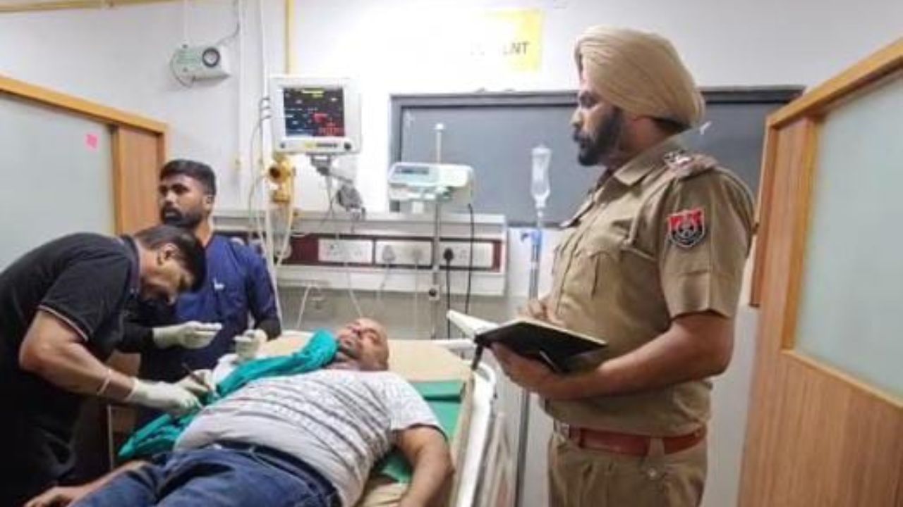 ਫਿਰੋਜ਼ਪੁਰ: ਕਲੀਨਿਕ ‘ਚ ਵੜੇ 3 ਨੌਜਵਾਨਾਂ ਨੇ ਕੀਤੀ ਫਾਇਰਿੰਗ, ਡਾਕਟਰ ਨੂੰ ਲੱਗੀ ਗੋਲੀ ਫਿਰੋਜ਼ਪੁਰ: ਕਲੀਨਿਕ ‘ਚ ਵੜੇ 3 ਨੌਜਵਾਨਾਂ ਨੇ ਕੀਤੀ ਫਾਇਰਿੰਗ, ਡਾਕਟਰ ਨੂੰ ਲੱਗੀ ਗੋਲੀ