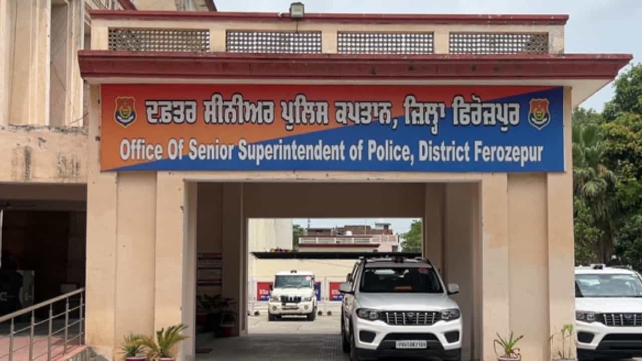 ਫਿਰੋਜ਼ਪੁਰ ਚ ਮਾਂ-ਪੁੱਤਰ ਨੇ ਮਿਲ ਕੇ ਵੇਚੀ ਏਅਰ ਫੋਰਸ ਦੀ ਜ਼ਮੀਨ, 25 ਸਾਲ ਇੰਝ ਕੀਤੀ ਸੀ ਧੋਖਾਧੜੀ ਫਿਰੋਜ਼ਪੁਰ ਚ ਮਾਂ-ਪੁੱਤਰ ਨੇ ਮਿਲ ਕੇ ਵੇਚੀ ਏਅਰ ਫੋਰਸ ਦੀ ਜ਼ਮੀਨ, 25 ਸਾਲ ਇੰਝ ਕੀਤੀ ਸੀ ਧੋਖਾਧੜੀ