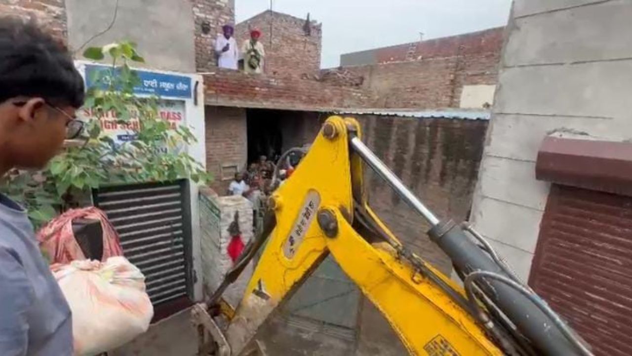 ਫਿਰੋਜ਼ਪੁਰ 'ਚ ਨਸ਼ਾ ਤਸਕਰ 'ਤੇ ਚੱਲਿਆ ਪੀਲਾ ਪੰਜਾ, ਸੜਕ 'ਤੇ ਬਣੇ ਘਰ ਨੂੰ ਕੀਤਾ ਢਹਿ-ਢੇਰੀ