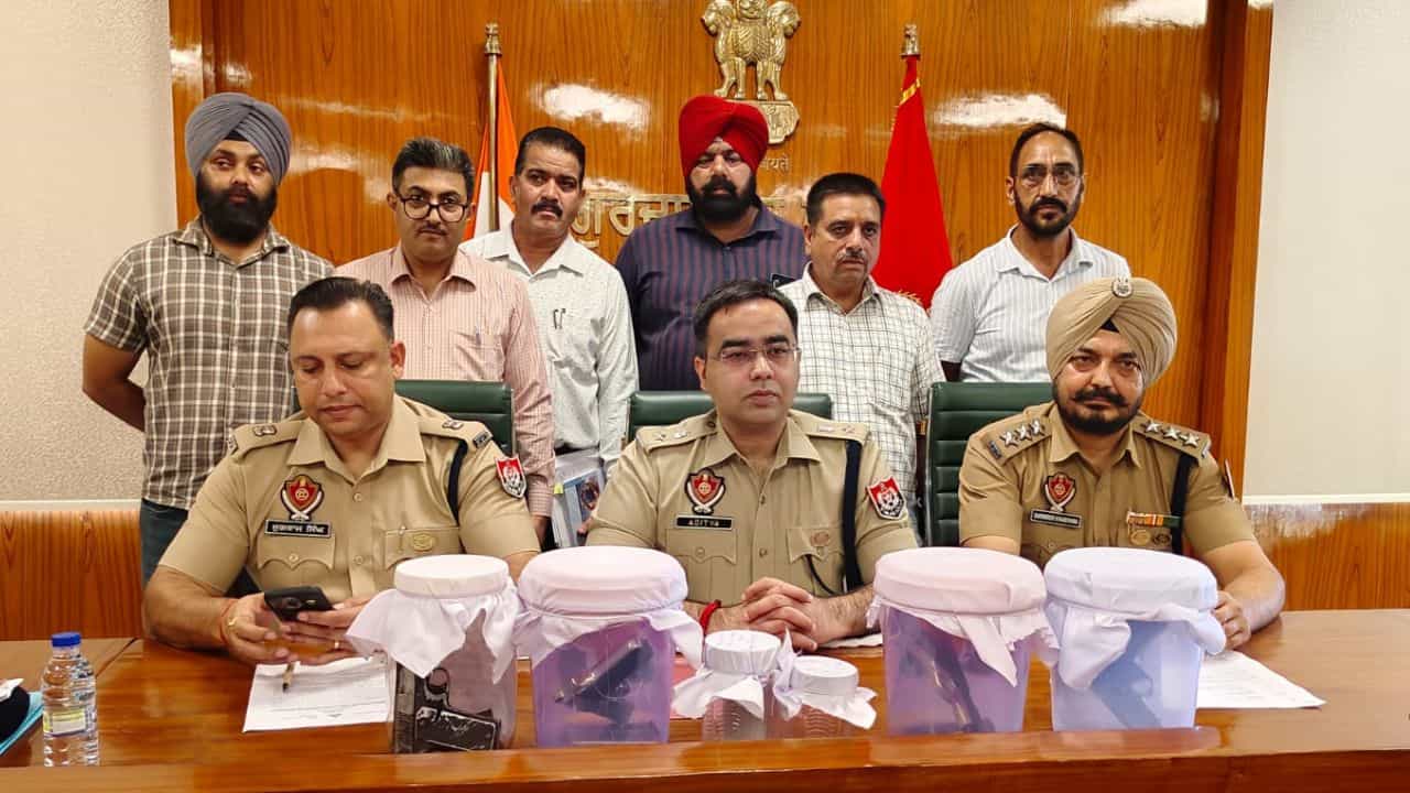 4 ਪਿਸਟਲ, 7 ਮੈਗਜ਼ੀਨ ਤੇ 52 ਰੌਂਦ ਸਮੇਤ 2 ਮੁਲਜ਼ਮ ਕਾਬੂ, ਗੁਰਦਾਸਪੁਰ ਪੁਲਿਸ ਨੂੰ ਵੱਡੀ ਸਫ਼ਲਤਾ