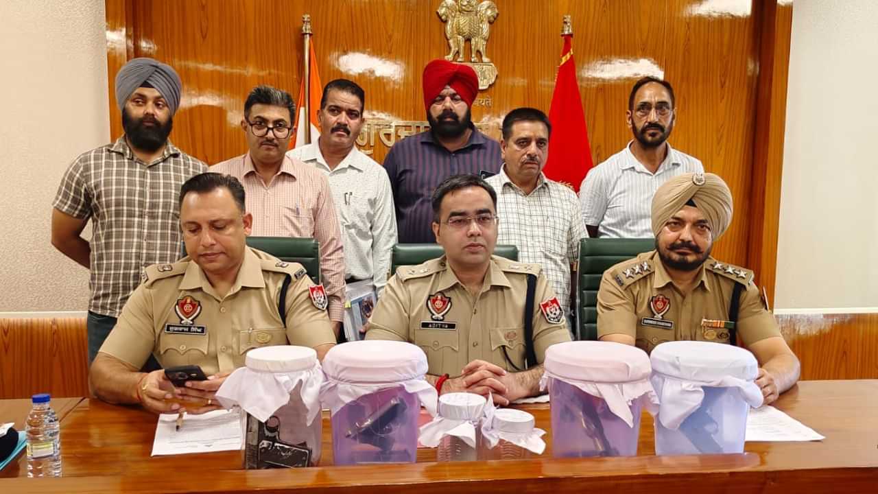 4 ਪਿਸਟਲ, 7 ਮੈਗਜ਼ੀਨ ਤੇ 52 ਰੌਂਦ ਸਮੇਤ 2 ਮੁਲਜ਼ਮ ਕਾਬੂ, ਗੁਰਦਾਸਪੁਰ ਪੁਲਿਸ ਨੂੰ ਵੱਡੀ ਸਫ਼ਲਤਾ 4 ਪਿਸਟਲ, 7 ਮੈਗਜ਼ੀਨ ਤੇ 52 ਰੌਂਦ ਸਮੇਤ 2 ਮੁਲਜ਼ਮ ਕਾਬੂ, ਗੁਰਦਾਸਪੁਰ ਪੁਲਿਸ ਨੂੰ ਵੱਡੀ ਸਫ਼ਲਤਾ