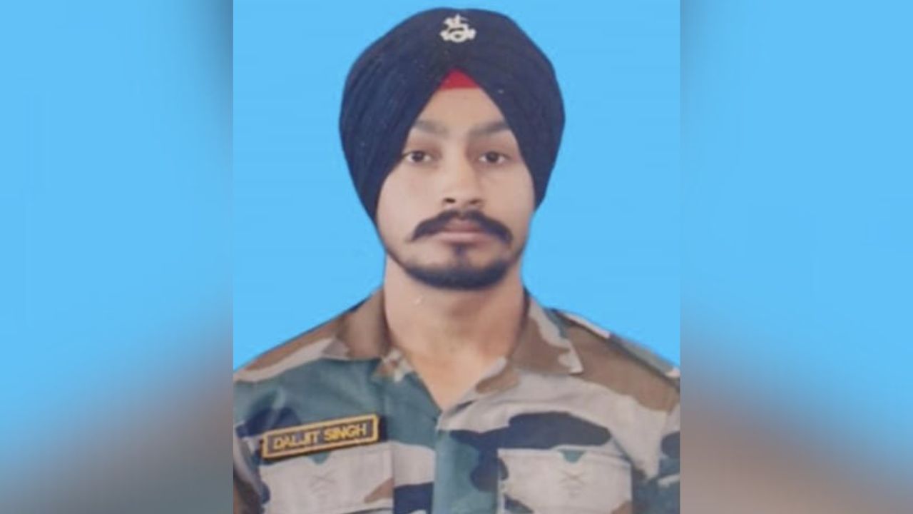 ਅੱਜ ਫੌਜੀ ਸਨਮਾਨਾਂ ਨਾਲ ਹੋਵੇਗਾ ਜਵਾਨ ਦਲਜੀਤ ਸਿੰਘ ਦਾ ਅੰਤਿਮ ਸਸਕਾਰ, ਲੱਦਾਖ ‘ਚ ਹਾਦਸੇ ਕਾਰਨ ਗਈ ਸੀ ਜਾਨ ਅੱਜ ਫੌਜੀ ਸਨਮਾਨਾਂ ਨਾਲ ਹੋਵੇਗਾ ਜਵਾਨ ਦਲਜੀਤ ਸਿੰਘ ਦਾ ਅੰਤਿਮ ਸਸਕਾਰ, ਲੱਦਾਖ ‘ਚ ਹਾਦਸੇ ਕਾਰਨ ਗਈ ਸੀ ਜਾਨ