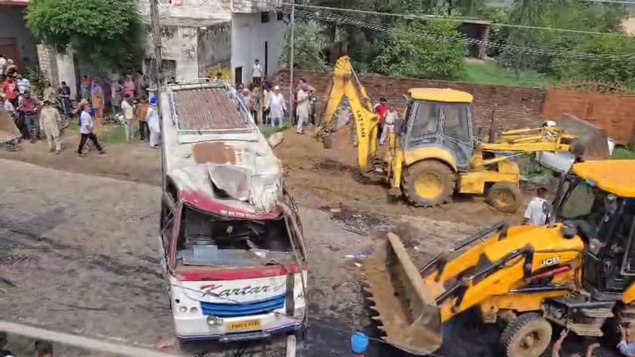 ਹੁਸ਼ਿਆਰਪੁਰ ਚ ਯਾਤਰੀਆਂ ਨਾਲ ਭਰੀ ਬੱਸ ਦਾ ਐਕਸੀਡੈਂਟ, 8 ਦੀ ਮੌਤ, 20 ਤੋਂ ਵੱਧ ਗੰਭੀਰ ਜ਼ਖਮੀ