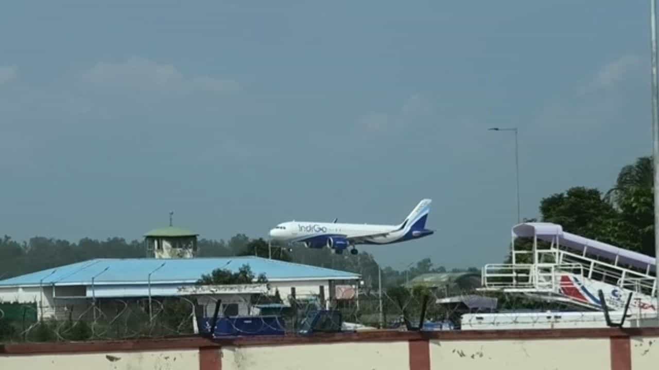 ਮੁੰਬਈ ਤੋਂ ਜਲੰਧਰ ਪਹੁੰਚੀ ਪਹਿਲੀ ਉਡਾਣ, ਯਾਤਰੀਆਂ ਚ ਭਾਰੀ ਉਤਸ਼ਾਹ ਮੁੰਬਈ ਤੋਂ ਜਲੰਧਰ ਪਹੁੰਚੀ ਪਹਿਲੀ ਉਡਾਣ, ਯਾਤਰੀਆਂ ਚ ਭਾਰੀ ਉਤਸ਼ਾਹ