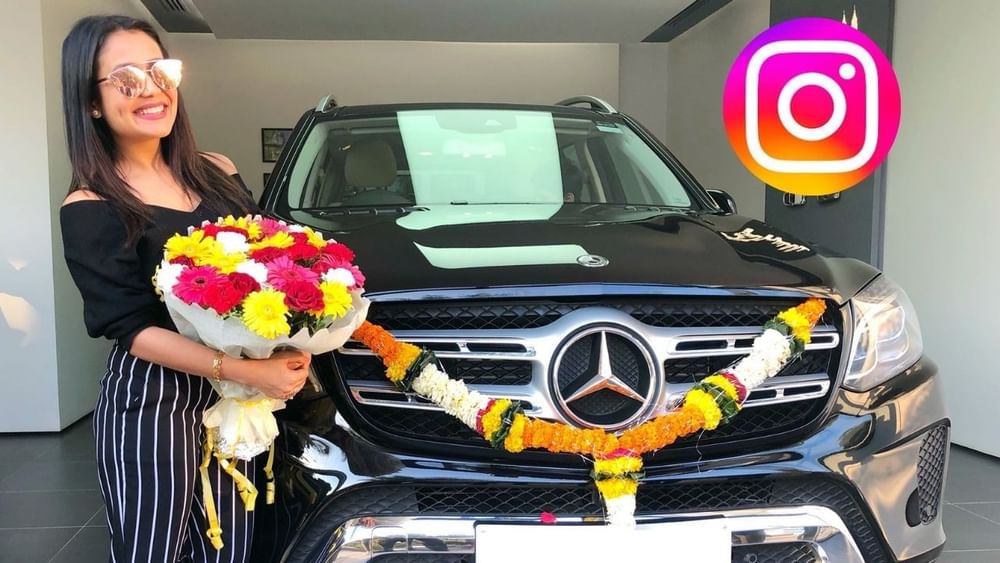 ਨੇਹਾ ਕੱਕੜ ਭਾਰਤ ਵਿੱਚ ਸਭ ਤੋਂ ਵੱਧ ਫਾਲੋ ਕੀਤੀ ਜਾਣ ਵਾਲੀ ਬਾਲੀਵੁੱਡ ਗਾਇਕਾ ਹੈ। ਉਸਦੀ ਪ੍ਰਸਿੱਧੀ ਇੰਨੀ ਜ਼ਿਆਦਾ ਹੈ ਕਿ ਉਹ ਇੰਸਟਾਗ੍ਰਾਮ 'ਤੇ ਸਭ ਤੋਂ ਵੱਧ ਫਾਲੋਅਰਜ਼ ਵਾਲੇ ਭਾਰਤੀਆਂ ਦੀ ਸੂਚੀ ਵਿੱਚ 8ਵੇਂ ਨੰਬਰ 'ਤੇ ਹੈ। ਹਾਲਾਂਕਿ ਨੇਹਾ ਦੇ ਇੰਸਟਾਗ੍ਰਾਮ 'ਤੇ 77.9 ਮਿਲੀਅਨ ਫਾਲੋਅਰਜ਼ ਹਨ, ਪਰ ਉਹ ਖੁਦ ਸੋਸ਼ਲ ਮੀਡੀਆ 'ਤੇ ਕਿਸੇ ਨੂੰ ਫਾਲੋ ਨਹੀਂ ਕਰਦੀ। ਨਾ ਤਾਂ ਉਹ ਆਪਣੇ ਪਤੀ ਰੋਹਨਪ੍ਰੀਤ ਸਿੰਘ ਨੂੰ ਫਾਲੋ ਕਰਦੀ ਹੈ, ਨਾ ਹੀ ਉਹ ਆਪਣੀ ਭੈਣ ਸੋਨੂੰ ਕੱਕੜ ਜਾਂ ਭਰਾ ਟੋਨੀ ਕੱਕੜ ਨੂੰ ਇੰਸਟਾਗ੍ਰਾਮ 'ਤੇ ਫਾਲੋ ਕਰਦੀ ਹੈ।