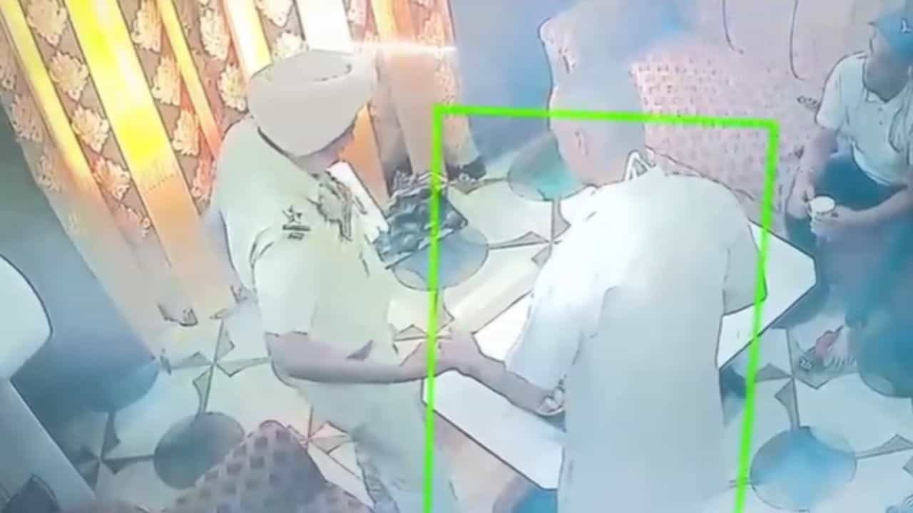 ਜਲੰਧਰ ਚ CCTV ਚ ਕੈਦ ਹੋਇਆ ਰਿਸ਼ਵਤ ਲੈਂਦਾ ਪੁਲਿਸ ਅਧਿਕਾਰੀ!, ਲਾਈਨ-ਹਾਜਿਰ ਜਲੰਧਰ ਚ CCTV ਚ ਕੈਦ ਹੋਇਆ ਰਿਸ਼ਵਤ ਲੈਂਦਾ ਪੁਲਿਸ ਅਧਿਕਾਰੀ!, ਲਾਈਨ-ਹਾਜਿਰ