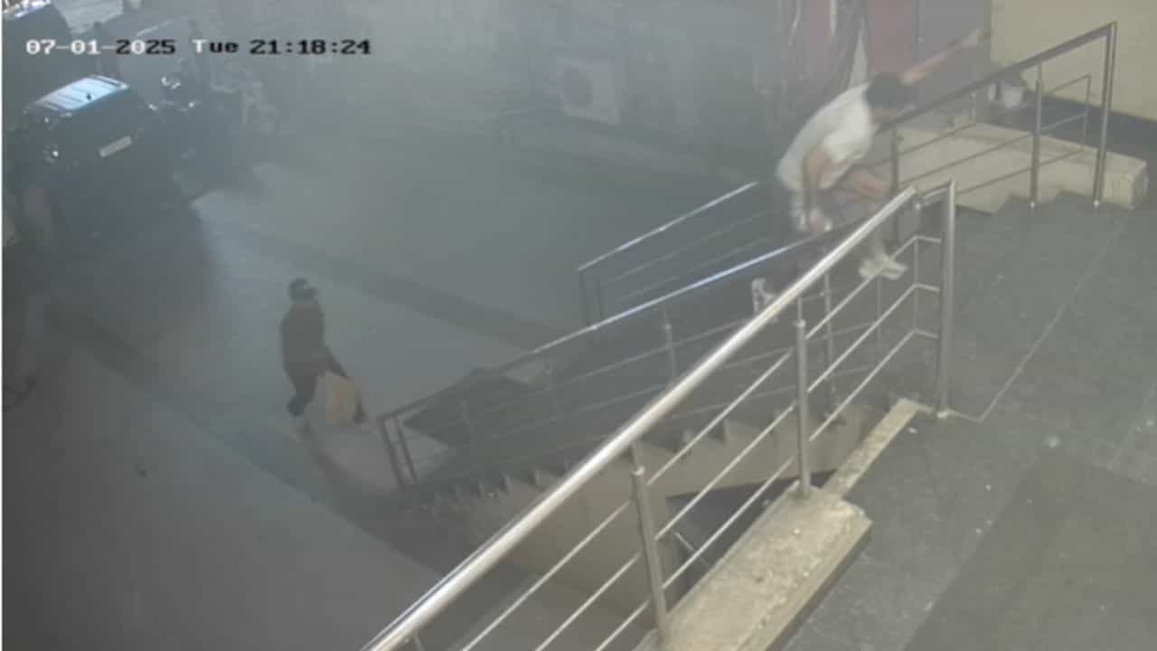 ਜਲੰਧਰ ਚ ਜਿੰਮ ਦੇ ਬਾਹਰ ਮਚਿਆ ਹੜਕੰਪ, RTI ਕਾਰਕੁਨ ਤੇ ਹਮਲੇ ਦੀ ਕੋਸ਼ਿਸ਼ ਜਲੰਧਰ ਚ ਜਿੰਮ ਦੇ ਬਾਹਰ ਮਚਿਆ ਹੜਕੰਪ, RTI ਕਾਰਕੁਨ ਤੇ ਹਮਲੇ ਦੀ ਕੋਸ਼ਿਸ਼