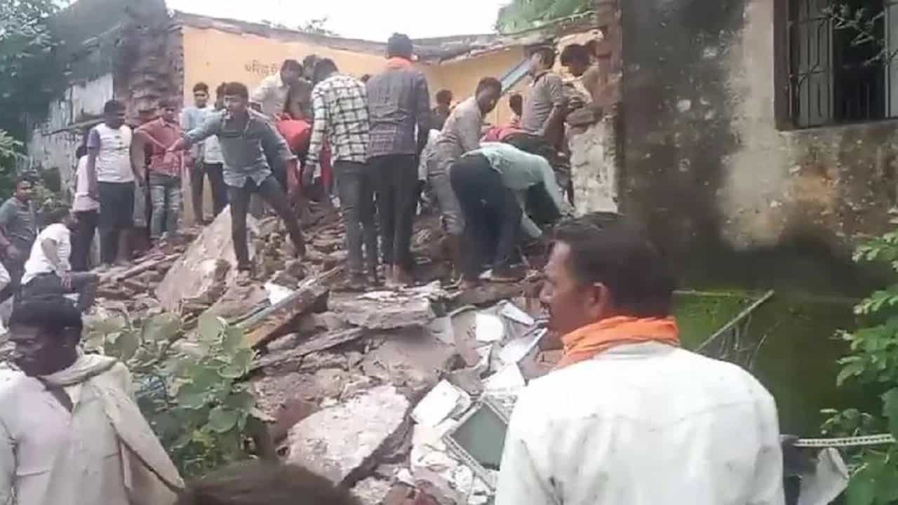 ਰਾਜਸਥਾਨ ਦੇ ਝਾਲਾਵਾੜ ਵਿੱਚ ਦਰਦਨਾਕ ਹਾਦਸਾ: ਸਰਕਾਰੀ ਸਕੂਲ ਦੀ ਛੱਤ ਡਿੱਗੀ, 7 ਦੀ ਮੌਤ, 22 ਜ਼ਖਮੀ... ਮੌਕੇ ਤੇ ਪੁਲਿਸ ਰਾਜਸਥਾਨ ਦੇ ਝਾਲਾਵਾੜ ਵਿੱਚ ਦਰਦਨਾਕ ਹਾਦਸਾ: ਸਰਕਾਰੀ ਸਕੂਲ ਦੀ ਛੱਤ ਡਿੱਗੀ, 7 ਦੀ ਮੌਤ, 22 ਜ਼ਖਮੀ... ਮੌਕੇ ਤੇ ਪੁਲਿਸ