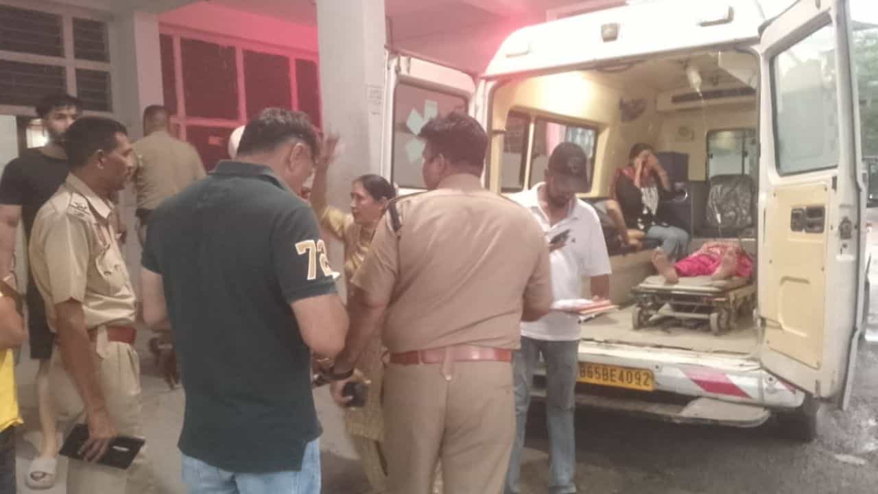 ਕਰਤਾਰਪੁਰ: ਜਵਾਈ ਨੇ ਸੱਸ ਦੇ ਸਿਰ ਚ ਮਾਰੀ ਗੋਲੀ, ਹਾਲਤ ਬਣੀ ਗੰਭੀਰ; ਹਸਪਤਾਲ ਚ ਧੀ ਦਾ ਹਾਲ ਪੁੱਛਣ ਆਈ ਸੀ ਮਾਂ ਕਰਤਾਰਪੁਰ: ਜਵਾਈ ਨੇ ਸੱਸ ਦੇ ਸਿਰ ਚ ਮਾਰੀ ਗੋਲੀ, ਹਾਲਤ ਬਣੀ ਗੰਭੀਰ; ਹਸਪਤਾਲ ਚ ਧੀ ਦਾ ਹਾਲ ਪੁੱਛਣ ਆਈ ਸੀ ਮਾਂ