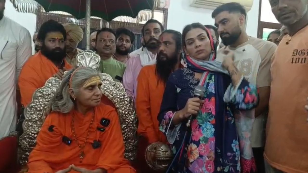 ਪਟਿਆਲਾ ਦੇ ਕਾਲੀ ਮਾਤਾ ਮੰਦਰ 'ਚ ਪੇਸ਼ ਹੋਈ ਪਾਇਲ ਮਲਿਕ, ਮੰਗੀ ਮੁਆਫ਼ੀ