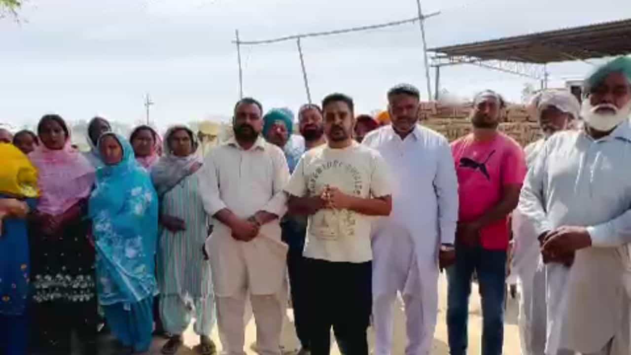 ਮੋਗਾ: ਪ੍ਰੇਮ ਵਿਆਹ ਤੇ ਪੰਚਾਇਤ ਦਾ ਫੈਸਲਾ, ਮੁੰਡੇ ਦੇ ਪਰਿਵਾਰ ਨੂੰ ਕੁੱਟ ਕੇ ਪਿੰਡ ਤੋਂ ਕੱਢਿਆ ਬਾਹਰ, ਜਾਣੋ ਪੂਰਾ ਮਾਮਲਾ ਮੋਗਾ: ਪ੍ਰੇਮ ਵਿਆਹ ਤੇ ਪੰਚਾਇਤ ਦਾ ਫੈਸਲਾ, ਮੁੰਡੇ ਦੇ ਪਰਿਵਾਰ ਨੂੰ ਕੁੱਟ ਕੇ ਪਿੰਡ ਤੋਂ ਕੱਢਿਆ ਬਾਹਰ, ਜਾਣੋ ਪੂਰਾ ਮਾਮਲਾ