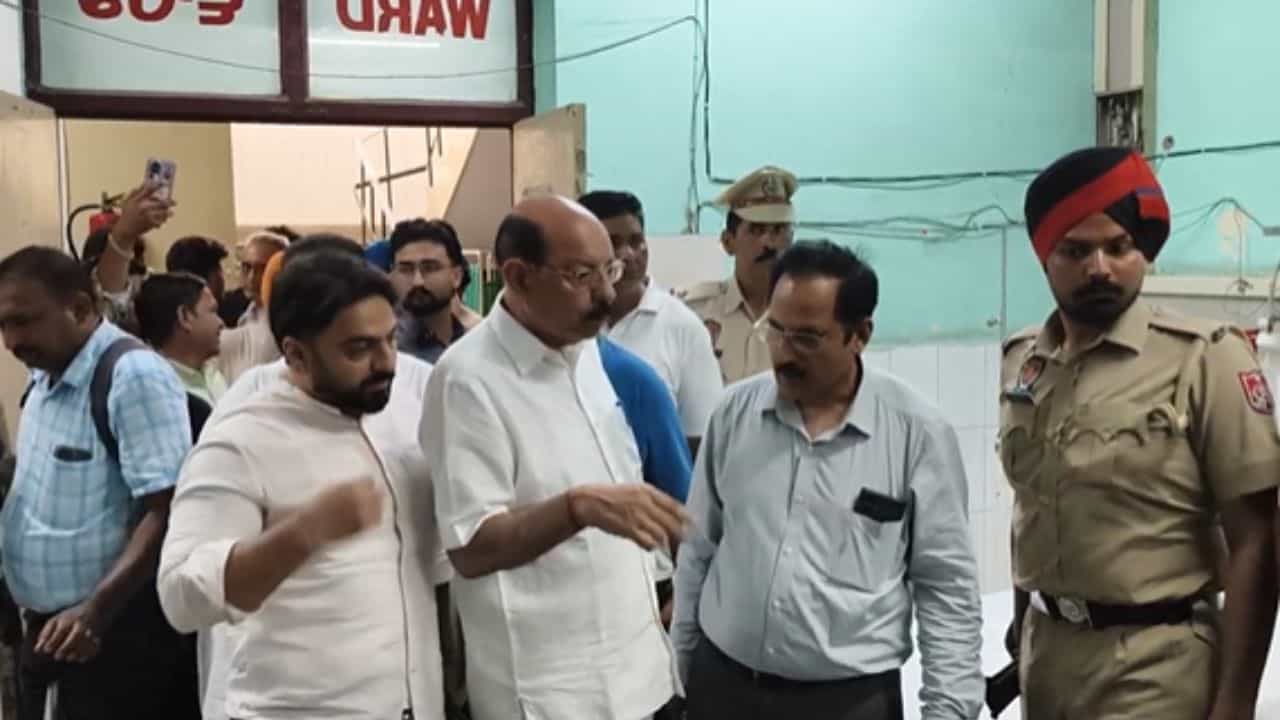 ਚੰਡੀਗੜ੍ਹ ਤੋਂ ਟੀਮ ਪਹੁੰਚੀ ਜਲੰਧਰ ਸਿਵਲ ਹਸਪਤਾਲ, ਮੰਤਰੀ ਨੇ ਮੁੜ ਕੀਤਾ ਦੌਰਾ ਚੰਡੀਗੜ੍ਹ ਤੋਂ ਟੀਮ ਪਹੁੰਚੀ ਜਲੰਧਰ ਸਿਵਲ ਹਸਪਤਾਲ, ਮੰਤਰੀ ਨੇ ਮੁੜ ਕੀਤਾ ਦੌਰਾ