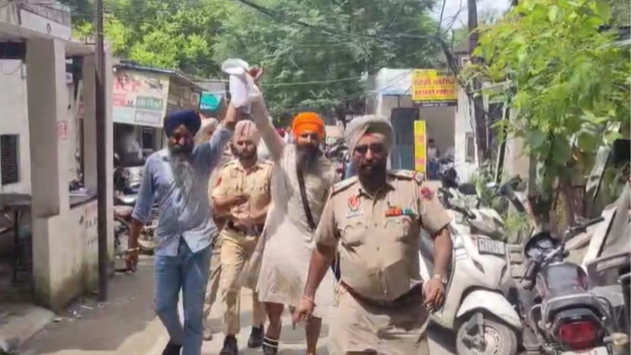 ਅਜਨਾਲਾ ਥਾਣੇ ‘ਤੇ ਹਮਲੇ ਦਾ ਮਾਮਲਾ ਅੰਮ੍ਰਿਤਸਰ ਸ਼ਿਫਟ, ਅੰਮ੍ਰਿਤਪਾਲ ਦੇ ਸਾਥੀਆਂ ਨੂੰ ਕੋਰਟ ‘ਚ ਕੀਤਾ ਪੇਸ਼ ਅਜਨਾਲਾ ਥਾਣੇ ‘ਤੇ ਹਮਲੇ ਦਾ ਮਾਮਲਾ ਅੰਮ੍ਰਿਤਸਰ ਸ਼ਿਫਟ, ਅੰਮ੍ਰਿਤਪਾਲ ਦੇ ਸਾਥੀਆਂ ਨੂੰ ਕੋਰਟ ‘ਚ ਕੀਤਾ ਪੇਸ਼