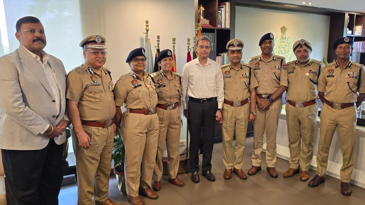 SS ਸ੍ਰੀਵਾਸਤਵ ਬਣੇ ਪੰਜਾਬ ਦੇ ਸਪੈਸ਼ਲ ਸੁਰੱਖਿਆ DGP, 8 ਅਧਿਕਾਰੀਆਂ ਨੇ ਅਹੁਦਾ ਸੰਭਾਲਿਆ SS ਸ੍ਰੀਵਾਸਤਵ ਬਣੇ ਪੰਜਾਬ ਦੇ ਸਪੈਸ਼ਲ ਸੁਰੱਖਿਆ DGP, 8 ਅਧਿਕਾਰੀਆਂ ਨੇ ਅਹੁਦਾ ਸੰਭਾਲਿਆ