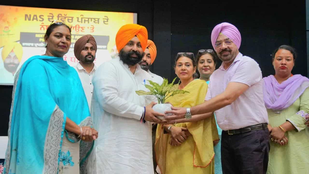 ਸਰਕਾਰੀ ਸਕੂਲਾਂ ਵਿੱਚ ਸਿੱਖਿਆ ਦੇ ਮਿਆਰ ਨੂੰ ਸੁਧਾਰਨ ਲਈ ਨਵੀਂ ਮੁਹਿੰਮ, ਸਿੱਖਿਆ ਮੰਤਰੀ ਹਰਜੋਤ ਸਿੰਘ ਬੈਂਸ ਨੇ ਦੱਸੀ ਪੂਰੀ ਯੋਜਨਾ ਸਰਕਾਰੀ ਸਕੂਲਾਂ ਵਿੱਚ ਸਿੱਖਿਆ ਦੇ ਮਿਆਰ ਨੂੰ ਸੁਧਾਰਨ ਲਈ ਨਵੀਂ ਮੁਹਿੰਮ, ਸਿੱਖਿਆ ਮੰਤਰੀ ਹਰਜੋਤ ਸਿੰਘ ਬੈਂਸ ਨੇ ਦੱਸੀ ਪੂਰੀ ਯੋਜਨਾ