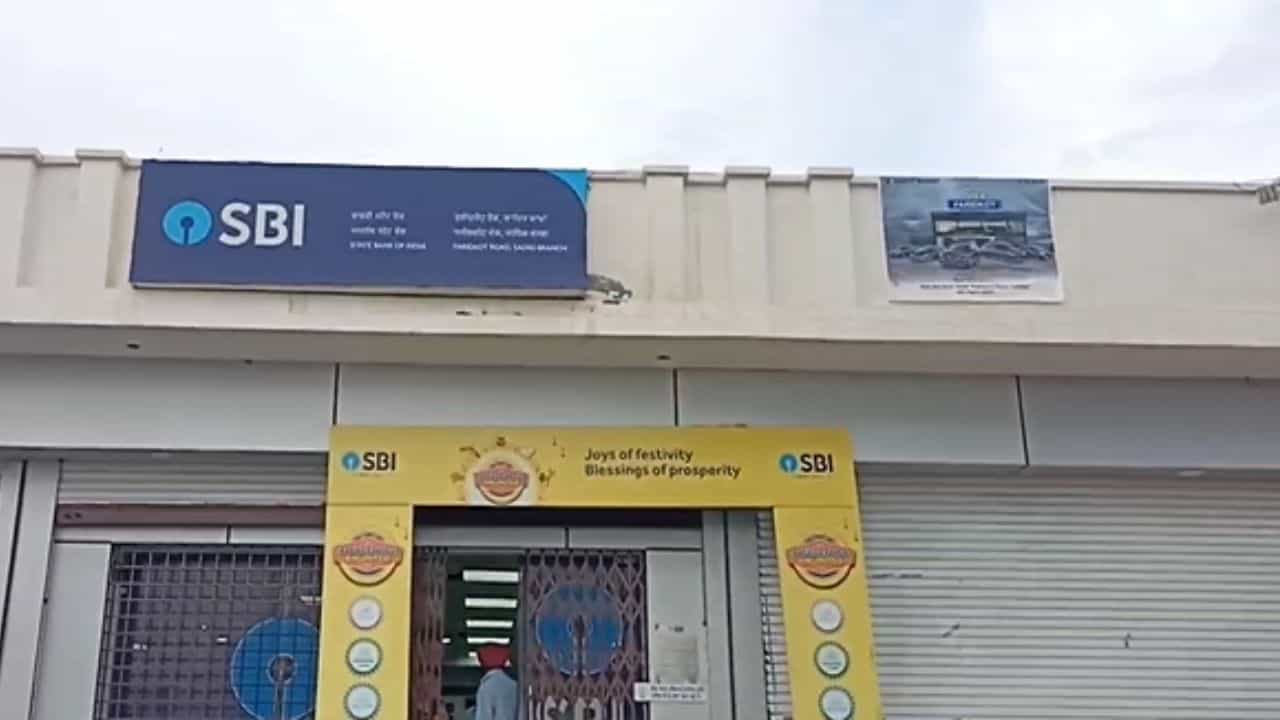 ਫਰੀਦਕੋਟ ਚ ਲੋਕਾਂ ਦੇ ਖਾਤਿਆਂ ਚੋਂ ਨਿਕਲੇ ਪੈਸੇ, ਬੈਂਕ ਮੈਨੇਜਰ ਤੇ ਕਰਮਚਾਰੀਆਂ ਤੇ ਇਲਜ਼ਾਮ ਫਰੀਦਕੋਟ ਚ ਲੋਕਾਂ ਦੇ ਖਾਤਿਆਂ ਚੋਂ ਨਿਕਲੇ ਪੈਸੇ, ਬੈਂਕ ਮੈਨੇਜਰ ਤੇ ਕਰਮਚਾਰੀਆਂ ਤੇ ਇਲਜ਼ਾਮ