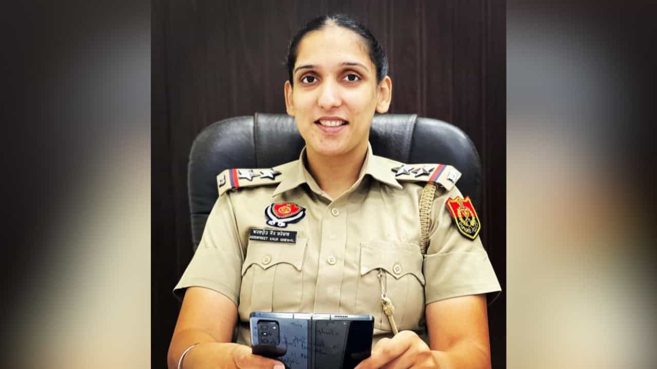 SHO ਅਰਸ਼ਪ੍ਰੀਤ ਕੌਰ ਨੂੰ ਕੋਰਟ ਨੇ ਐਲਾਨਿਆ ਭਗੌੜਾ, ਪੈਸੇ ਲੈਕੇ ਤਸਕਰ ਨੂੰ ਛੱਡਣ ਦੇ ਸਨ ਇਲਜ਼ਾਮ SHO ਅਰਸ਼ਪ੍ਰੀਤ ਕੌਰ ਨੂੰ ਕੋਰਟ ਨੇ ਐਲਾਨਿਆ ਭਗੌੜਾ, ਪੈਸੇ ਲੈਕੇ ਤਸਕਰ ਨੂੰ ਛੱਡਣ ਦੇ ਸਨ ਇਲਜ਼ਾਮ