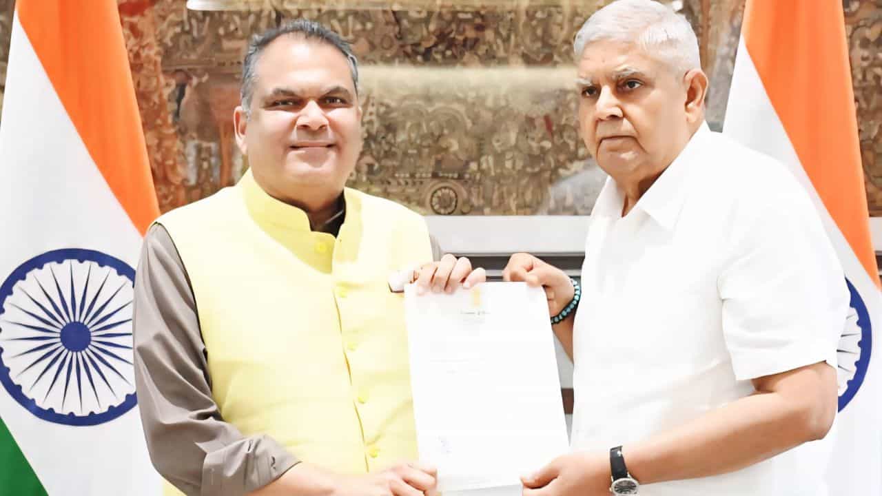 ਸੰਜੀਵ ਅਰੋੜਾ ਨੇ ਰਾਜ ਸਭਾ ਤੋਂ ਦਿੱਤਾ ਅਸਤੀਫਾ, ਕੀਤੀ ਉਪ-ਰਾਸ਼ਟਰਪਤੀ ਨਾਲ ਮੁਲਾਕਾਤ ਸੰਜੀਵ ਅਰੋੜਾ ਨੇ ਰਾਜ ਸਭਾ ਤੋਂ ਦਿੱਤਾ ਅਸਤੀਫਾ, ਕੀਤੀ ਉਪ-ਰਾਸ਼ਟਰਪਤੀ ਨਾਲ ਮੁਲਾਕਾਤ