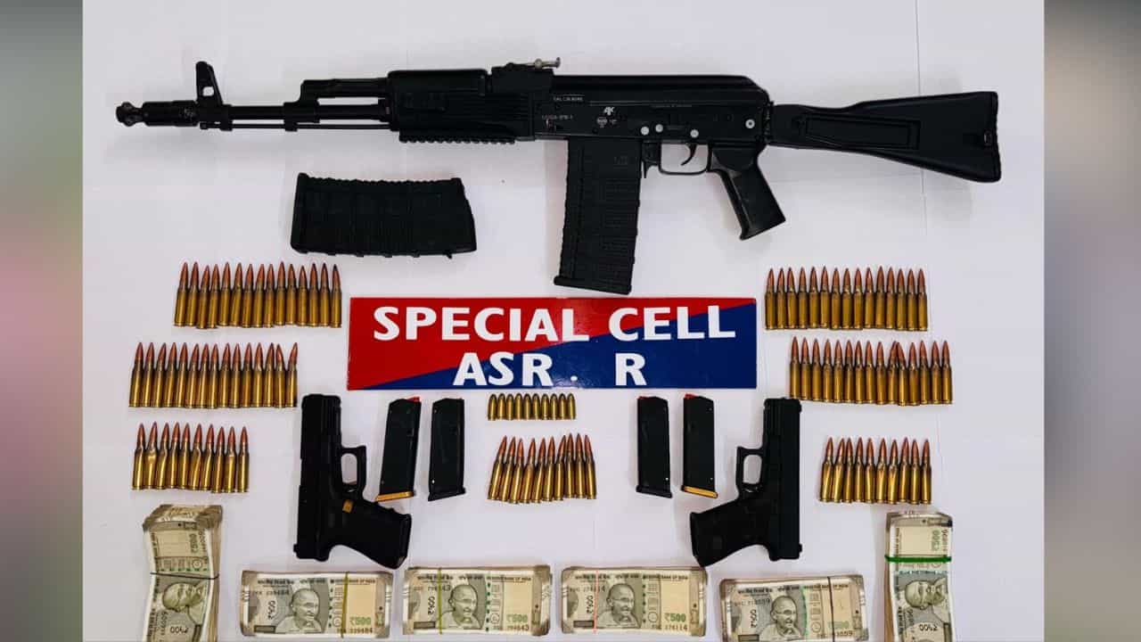 ISI ਨਾਲ ਜੁੜੇ ਗਿਰੋਹ ਦੇ 5 ਮੈਂਬਰ ਗ੍ਰਿਫ਼ਤਾਰ, AK ਰਾਈਫਲ-Glock ਪਿਸਤੌਲ ਤੇ ਨਕਦੀ ਬਰਾਮਦ, ਜੱਗੂ ਭਗਵਾਨਪੁਰੀਆ ਦੇ ਸਾਥੀ ਕੋਲ ਜਾਣੀ ਸੀ ਖੇਪ ISI ਨਾਲ ਜੁੜੇ ਗਿਰੋਹ ਦੇ 5 ਮੈਂਬਰ ਗ੍ਰਿਫ਼ਤਾਰ, AK ਰਾਈਫਲ-Glock ਪਿਸਤੌਲ ਤੇ ਨਕਦੀ ਬਰਾਮਦ, ਜੱਗੂ ਭਗਵਾਨਪੁਰੀਆ ਦੇ ਸਾਥੀ ਕੋਲ ਜਾਣੀ ਸੀ ਖੇਪ