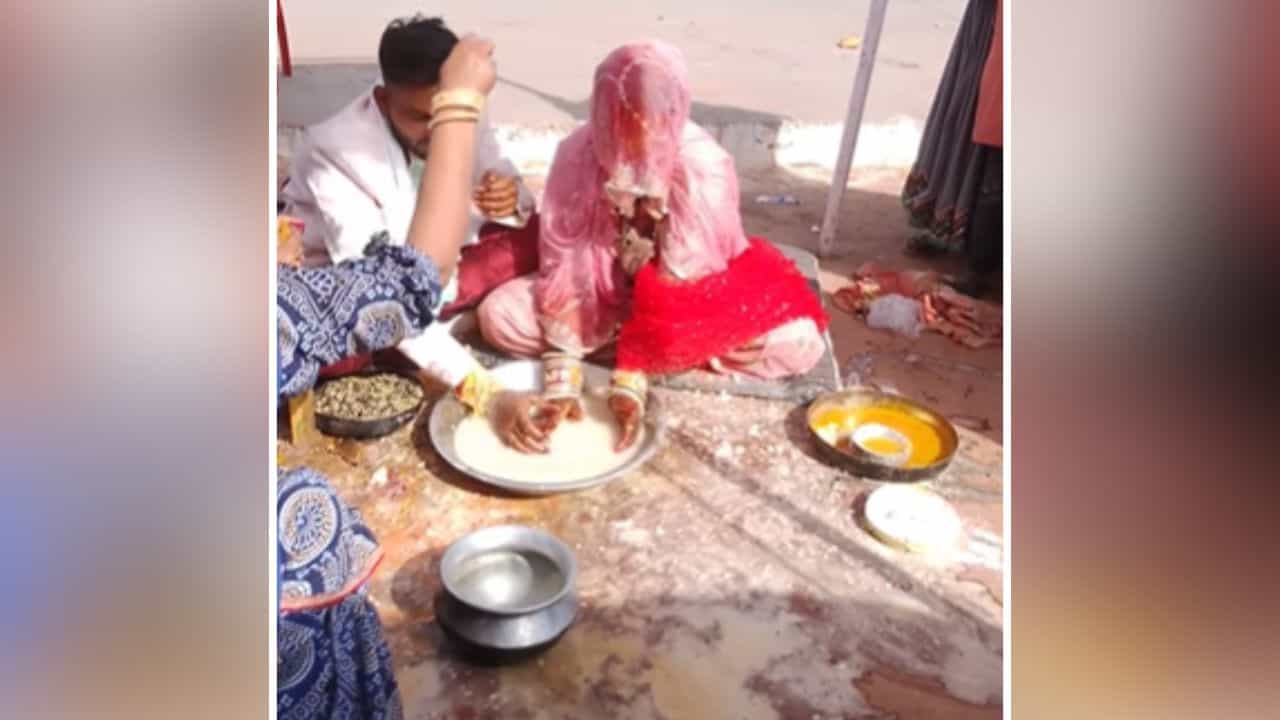Video: ਅੰਗੂਠੀ ਵਾਲੀ ਰਸਮ ਨੂੰ ਲੈ ਕੇ ਲਾੜਾ-ਲਾੜੀ ਵਿੱਚ ਛਿੜੀ ਜੰਗ, ਵੀਡੀਓ ਹੋਈ VIRAL