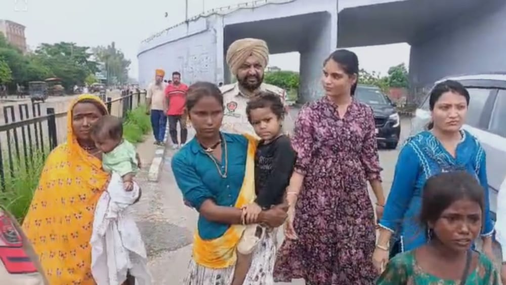 ਪੰਜਾਬ ਸਰਕਾਰ ਨੇ ਸੂਬੇ ਭਰ ‘ਚ ਭੀਖ ਮੰਗਣ ਵਾਲੇ ਬੱਚਿਆਂ ਦੀ ਸੁਰੱਖਿਆ ਤੇ ਪਹਿਚਾਣ ਲਈ ਇੱਕ ਵੱਡਾ ਕਦਮ ਚੁੱਕਿਆ ਹੈ। ਸਮਾਜਿਕ ਸੁਰੱਖਿਆ, ਮਹਿਲਾ ਤੇ ਬਾਲ ਵਿਭਾਗ ਮੰਤਰਾਲੇ ਨੇ ‘ਆਪ੍ਰੇਸ਼ਨ ਜੀਵਨਜੋਤ’ ਤਹਿਤ ਇੱਕ ਮੁਹਿੰਮ ਸ਼ੁਰੂ ਕੀਤੀ ਹੈ, ਜਿਸ ‘ਚ ਭੀਖ ਮੰਗਣ ਵਾਲੇ ਬੱਚਿਆਂ ਤੇ ਉਨ੍ਹਾਂ ਦੇ ਮਾਤਾ-ਪਿਤਾ ਦਾ ਡੀਐਨਏ ਟੈਸਟ ਕਰਵਾਇਆ ਜਾਵੇਗਾ।