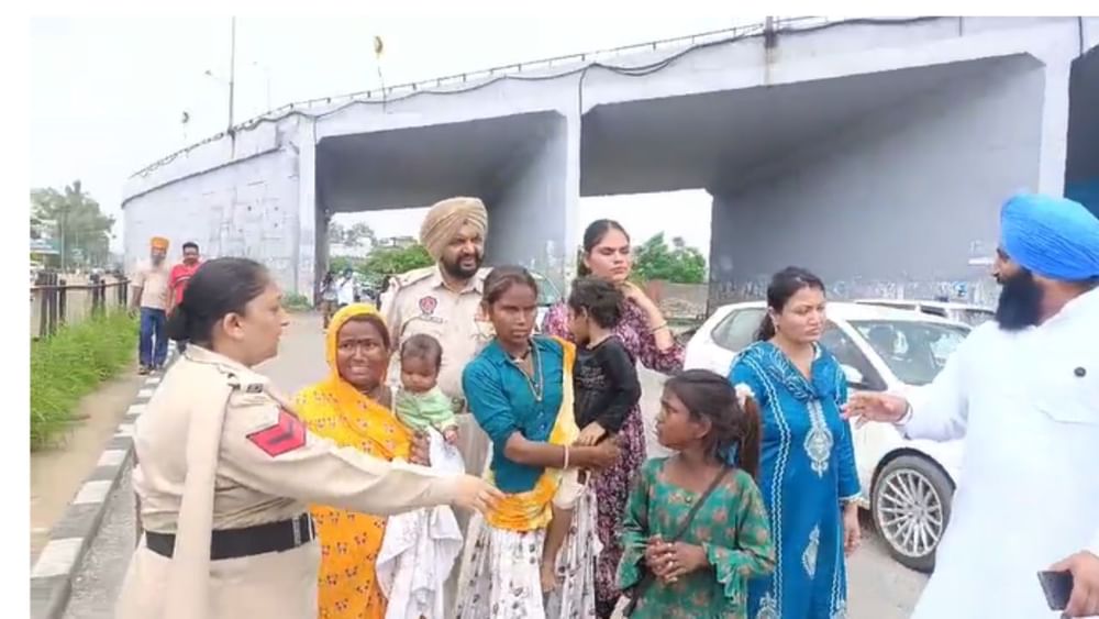 ਇਹ ਫੈਸਲਾ ਲਗਾਤਾਰ ਵੱਧ ਰਹੀਆਂ ਚਿੰਤਾਜਨਕ ਘਟਨਾਵਾਂ ਤੋਂ ਬਾਅਦ ਲਿਆ ਗਿਆ ਹੈ, ਜਿਸ ‘ਚ ਇਹ ਸ਼ੱਕ ਹੈ ਕਿ ਭੀਖ ਮੰਗਣ ਵਾਲੇ ਕਈ ਬੱਚਿਆਂ ਨਾਲ ਮੌਜੂਦ ਮਹਿਲਾਵਾਂ ਤੇ ਪੁਰਸ਼ਾਂ ਦਾ ਕੋਈ ਜੈਵਿਕ ਸਬੰਧ ਨਹੀਂ ਹੈ। ਇਸ ‘ਚ ਸ਼ੱਕ ਹੈ ਕਿ ਕਈ ਬੱਚਿਆਂ ਨੂੰ ਮਾਨਵ ਤਸਕਰੀ ਜਰੀਏ ਸ਼ਹਿਰਾਂ ‘ਚ ਭੀਖ ਮੰਗਣ ਲਈ ਮਜ਼ਬੂਰ ਕੀਤਾ ਜਾ ਰਿਹਾ ਹੈ।