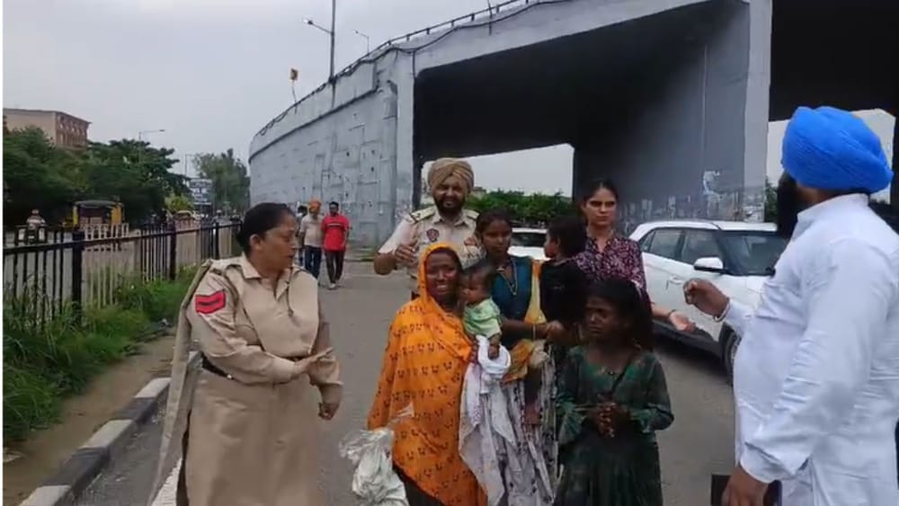 ‘ਆਪ੍ਰੇਸ਼ਨ ਜੀਵਨ ਜੋਤ’ ਤਹਿਤ ਸੂਬੇ ਦੇ ਸਾਰੇ ਡਿਪਟੀ ਕਮੀਸ਼ਨਰਾਂ ਨੂੰ ਹੁਕਮ ਦਿੱਤੇ ਗਏ ਹਨ ਕਿ ਭੀਖ ਮੰਗਣ ਵਾਲੇ ਬੱਚਿਆਂ ਤੇ ਉਨ੍ਹਾਂ ਦੇ ਮਾਤਾ-ਪਿਤਾ ਦਾ ਡੀਐਨਏ ਸੈਂਪਲ ਲੈ ਕੇ ਮਿਲਾਇਆ ਜਾਵੇ। ਜੇਕਰ ਡੀਐਨਏ ਨਹੀਂ ਮਿਲਦੇ ਹਨ ਤਾਂ ਮਾਮਲਾ ਸਿੱਧੇ ਤੌਰ ‘ਤੇ ਇਹ ਮਾਨਵ ਤਸਕਰੀ ਤੇ ਬਾਲ ਸ਼ੋਸ਼ਣ ਦਾ ਮੰਨਿਆ ਜਾਵੇਗਾ।