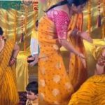 ‘ਚੋਲੀ ਕੇ ਪੀਛੇ ਕਿਆ ਹੈ’ ਗੀਤ ‘ਤੇ ਔਰਤਾਂ ਨੇ ਕੀਤਾ ਜ਼ਬਰਦਸਤ ਡਾਂਸ…ਹਲਦੀ ਫੰਕਸ਼ਨ ‘ਚ ਜਮਾਇਆ ਖ਼ਾਸ ਰੰਗ ‘ਚੋਲੀ ਕੇ ਪੀਛੇ ਕਿਆ ਹੈ’ ਗੀਤ ‘ਤੇ ਔਰਤਾਂ ਨੇ ਕੀਤਾ ਜ਼ਬਰਦਸਤ ਡਾਂਸ…ਹਲਦੀ ਫੰਕਸ਼ਨ ‘ਚ ਜਮਾਇਆ ਖ਼ਾਸ ਰੰਗ