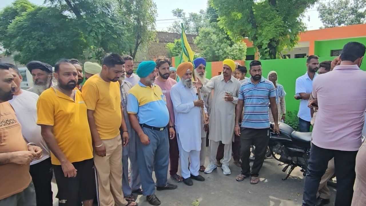 ਸੰਗਰੂਰ: ਬਿਜਲੀ ਕਰਮਚਾਰੀਆਂ ਨੂੰ ਪਿੰਡ ਵਾਲਿਆਂ ਨੇ ਪਾ ਲਿਆ ਘੇਰਾ, ਚਿੱਪ ਵਾਲੇ ਮੀਟਰ ਲਗਾਉਣ ਦਾ ਡਰ ਸੰਗਰੂਰ: ਬਿਜਲੀ ਕਰਮਚਾਰੀਆਂ ਨੂੰ ਪਿੰਡ ਵਾਲਿਆਂ ਨੇ ਪਾ ਲਿਆ ਘੇਰਾ, ਚਿੱਪ ਵਾਲੇ ਮੀਟਰ ਲਗਾਉਣ ਦਾ ਡਰ