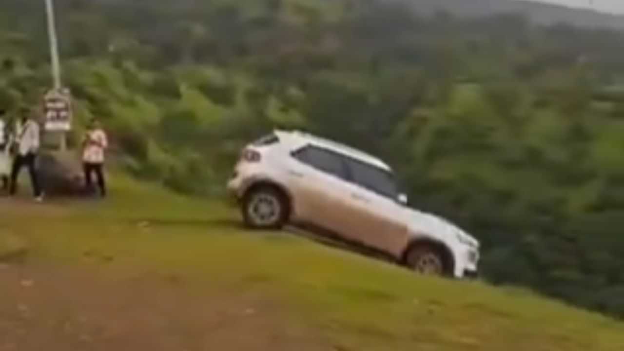 Car Stunt: ਸਟੰਟ ਦਾ ਕਹਿਰ: 300 ਫੁੱਟ ਡੂੰਘੀ ਖੱਡ ਵਿੱਚ ਡਿੱਗੀ ਕਾਰ, ਨੌਜਵਾਨ ਦੀ ਹਾਲਤ ਗੰਭੀਰ