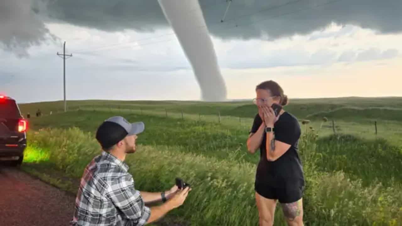 ਕੁਦਰਤ ਨੇ ਕਪਲ ਲਈ ਬਣਾਇਆ ਮਾਹੌਲ, ਤੂਫਾਨ ਵਿਚਾਲੇ ਸ਼ਖਸ ਨੇ ਕੀਤਾ ਪਿਆਰ ਦਾ ਇਜ਼ਹਾਰ ਕੁਦਰਤ ਨੇ ਕਪਲ ਲਈ ਬਣਾਇਆ ਮਾਹੌਲ, ਤੂਫਾਨ ਵਿਚਾਲੇ ਸ਼ਖਸ ਨੇ ਕੀਤਾ ਪਿਆਰ ਦਾ ਇਜ਼ਹਾਰ