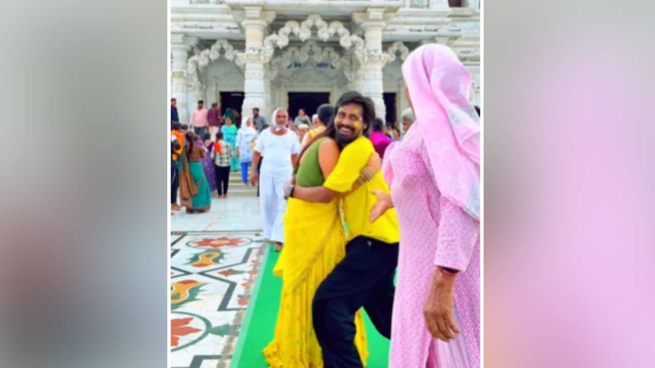 Viral Video: ਮੰਦਰ ਦੇ ਬਾਹਰ ਕਪਲ ਨੇ ਕੀਤੀ ਅਜਿਹੀ ਹਰਕਤ, ਦੇਖ ਭੜਕ ਗਈ ਬਜ਼ੁਰਗ ਔਰਤ