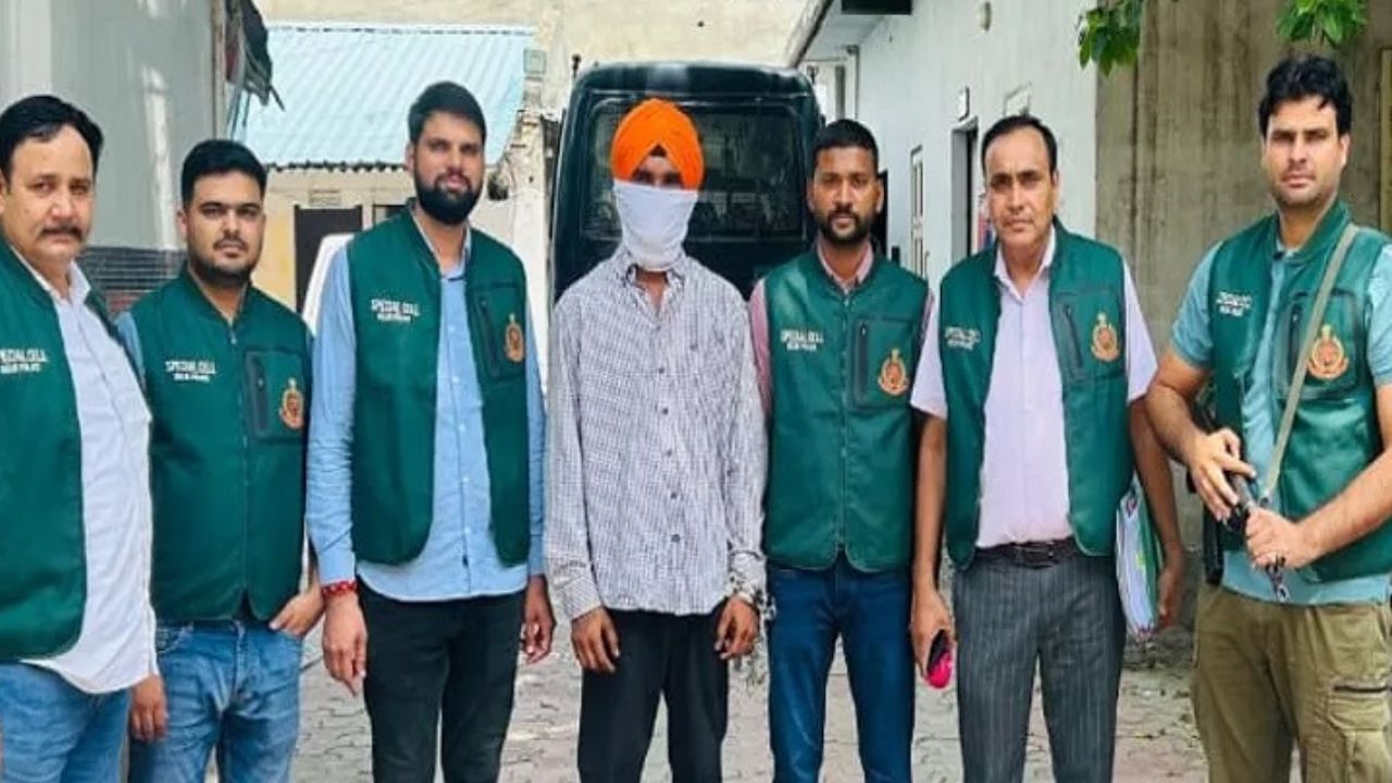 ਬਟਾਲਾ ਥਾਣੇ ‘ਤੇ ਗ੍ਰਨੇਡ ਹਮਲੇ ਦਾ ਇੱਕ ਹੋਰ ਮੁਲਜ਼ਮ ਗ੍ਰਿਫ਼ਤਾਰ, ਹਮਲਾਵਰਾਂ ਦੇ ਰੁੱਕਣ ਦਾ ਕੀਤਾ ਸੀ ਪ੍ਰਬੰਧ ਬਟਾਲਾ ਥਾਣੇ ‘ਤੇ ਗ੍ਰਨੇਡ ਹਮਲੇ ਦਾ ਇੱਕ ਹੋਰ ਮੁਲਜ਼ਮ ਗ੍ਰਿਫ਼ਤਾਰ, ਹਮਲਾਵਰਾਂ ਦੇ ਰੁੱਕਣ ਦਾ ਕੀਤਾ ਸੀ ਪ੍ਰਬੰਧ