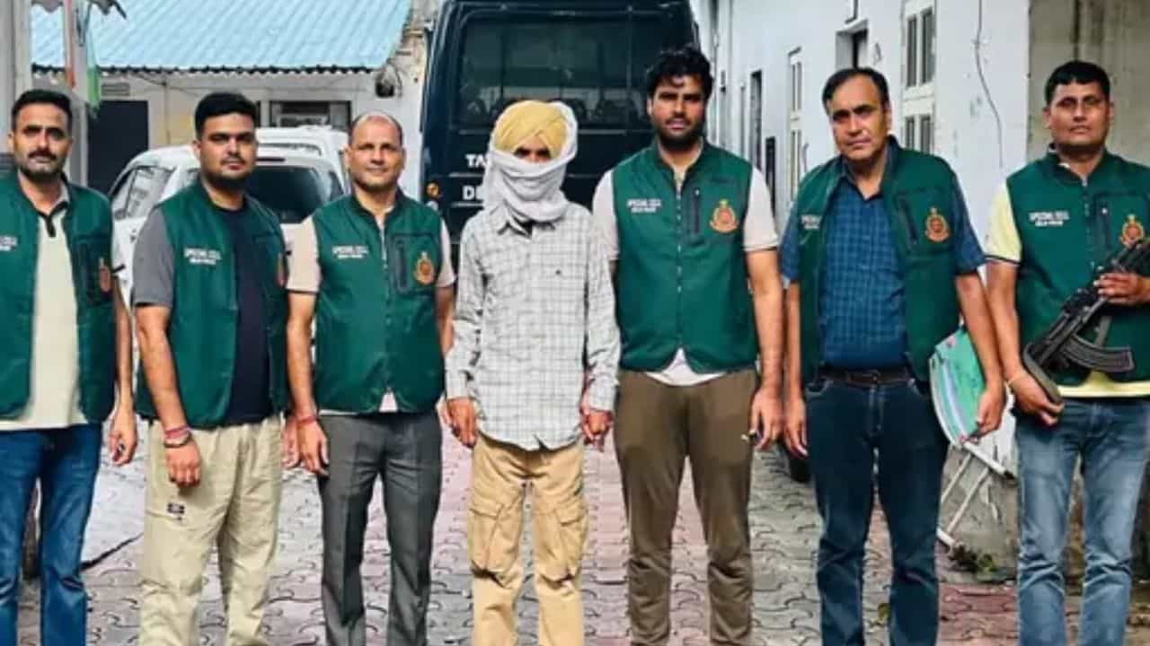 ਬੱਬਰ ਖਾਲਸਾ ਦਾ ਗੁਰਗਾ ਮੱਧਪ੍ਰਦੇਸ਼ ਤੋਂ ਗ੍ਰਿਫ਼ਤਾਰ, ਕਰ ਰਿਹਾ ਸੀ ਕ੍ਰੇਨ ਆਪਰੇਟਰ ਦਾ ਕੰਮ, ਥਾਣੇ ਤੇ ਬੰਬ ਸੁੱਟਣ ਦੇ ਮਾਮਲੇ ਚ ਸੀ ਲੋੜੀਂਦਾ ਬੱਬਰ ਖਾਲਸਾ ਦਾ ਗੁਰਗਾ ਮੱਧਪ੍ਰਦੇਸ਼ ਤੋਂ ਗ੍ਰਿਫ਼ਤਾਰ, ਕਰ ਰਿਹਾ ਸੀ ਕ੍ਰੇਨ ਆਪਰੇਟਰ ਦਾ ਕੰਮ, ਥਾਣੇ ਤੇ ਬੰਬ ਸੁੱਟਣ ਦੇ ਮਾਮਲੇ ਚ ਸੀ ਲੋੜੀਂਦਾ