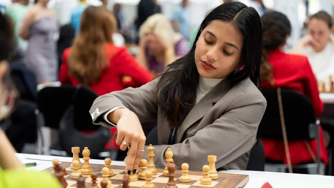 ਦਿਵਿਆ ਦੇਸ਼ਮੁਖ ਨੇ ਜਿੱਤਿਆ ਚੈੱਸ ਵਰਲਡ ਕੱਪ, 19 ਸਾਲ ਦੀ ਉਮਰ ਵਿੱਚ ਬਣੀ ਚੈਂਪੀਅਨ, ਖਿਤਾਬ ਜਿੱਤਣ ਵਾਲੀ ਪਹਿਲੀ ਭਾਰਤੀ ਮਹਿਲਾ ਦਿਵਿਆ ਦੇਸ਼ਮੁਖ ਨੇ ਜਿੱਤਿਆ ਚੈੱਸ ਵਰਲਡ ਕੱਪ, 19 ਸਾਲ ਦੀ ਉਮਰ ਵਿੱਚ ਬਣੀ ਚੈਂਪੀਅਨ, ਖਿਤਾਬ ਜਿੱਤਣ ਵਾਲੀ ਪਹਿਲੀ ਭਾਰਤੀ ਮਹਿਲਾ