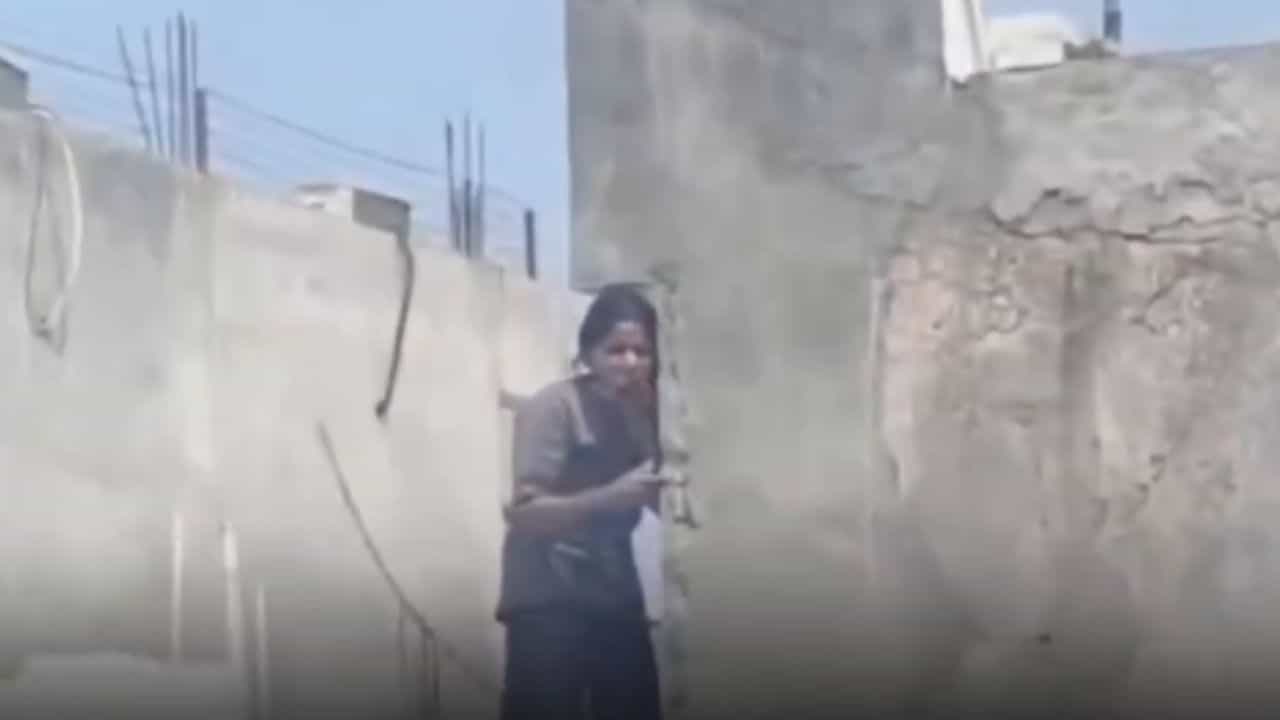 ਗੁਆਂਢੀਆਂ ਦੀ ਕੰਧ ਤੋਂ ਸੀਮਿੰਟ ਖਾਂਦੇ ਨਜ਼ਰ ਆਈ ਕੁੜੀ, VIDEO ਹੋਈ ਵਾਇਰਲ ਗੁਆਂਢੀਆਂ ਦੀ ਕੰਧ ਤੋਂ ਸੀਮਿੰਟ ਖਾਂਦੇ ਨਜ਼ਰ ਆਈ ਕੁੜੀ, VIDEO ਹੋਈ ਵਾਇਰਲ